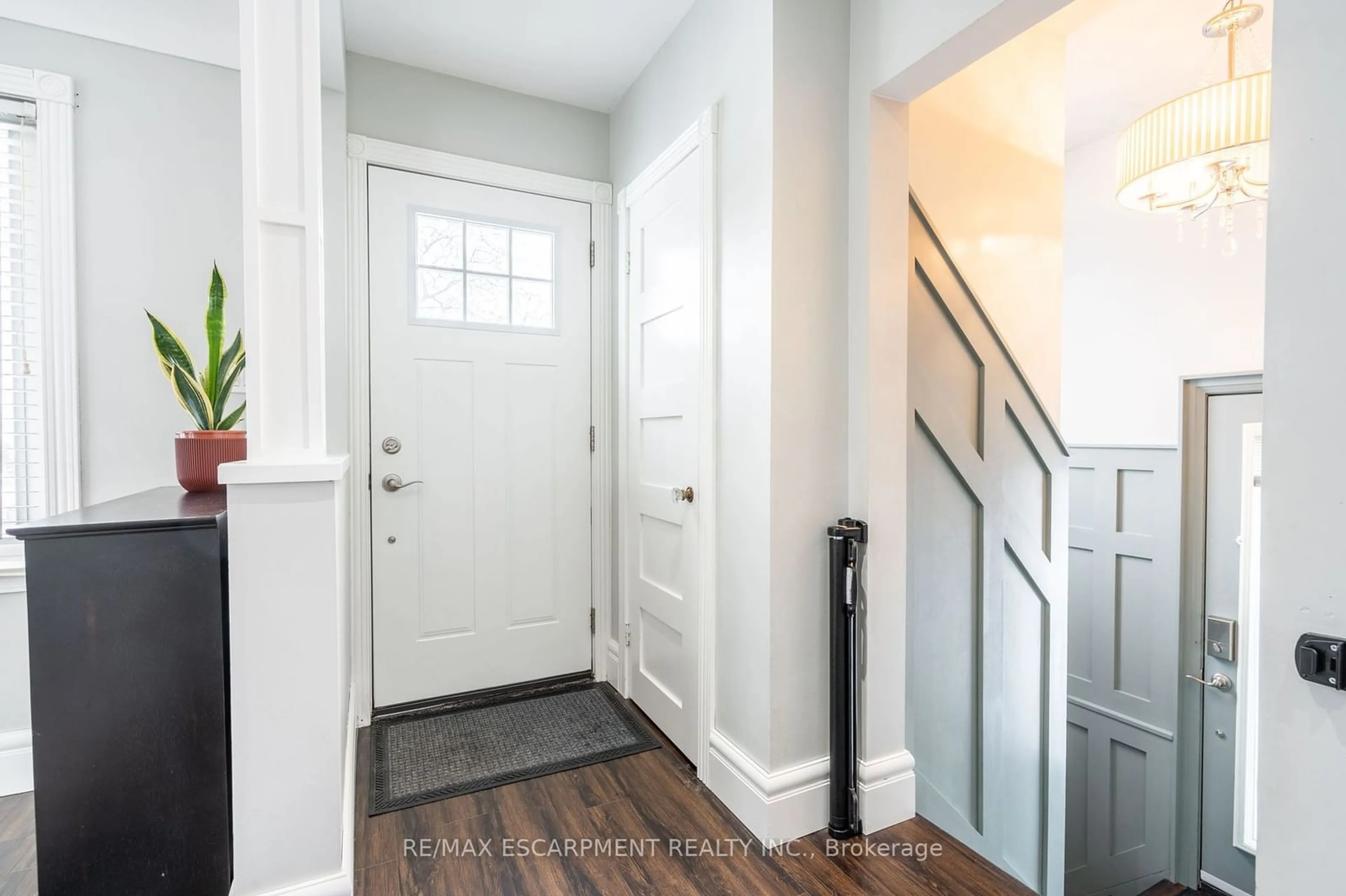 Indoor entryway for 5486 Randolph Cres, Burlington Ontario L7L 3C5