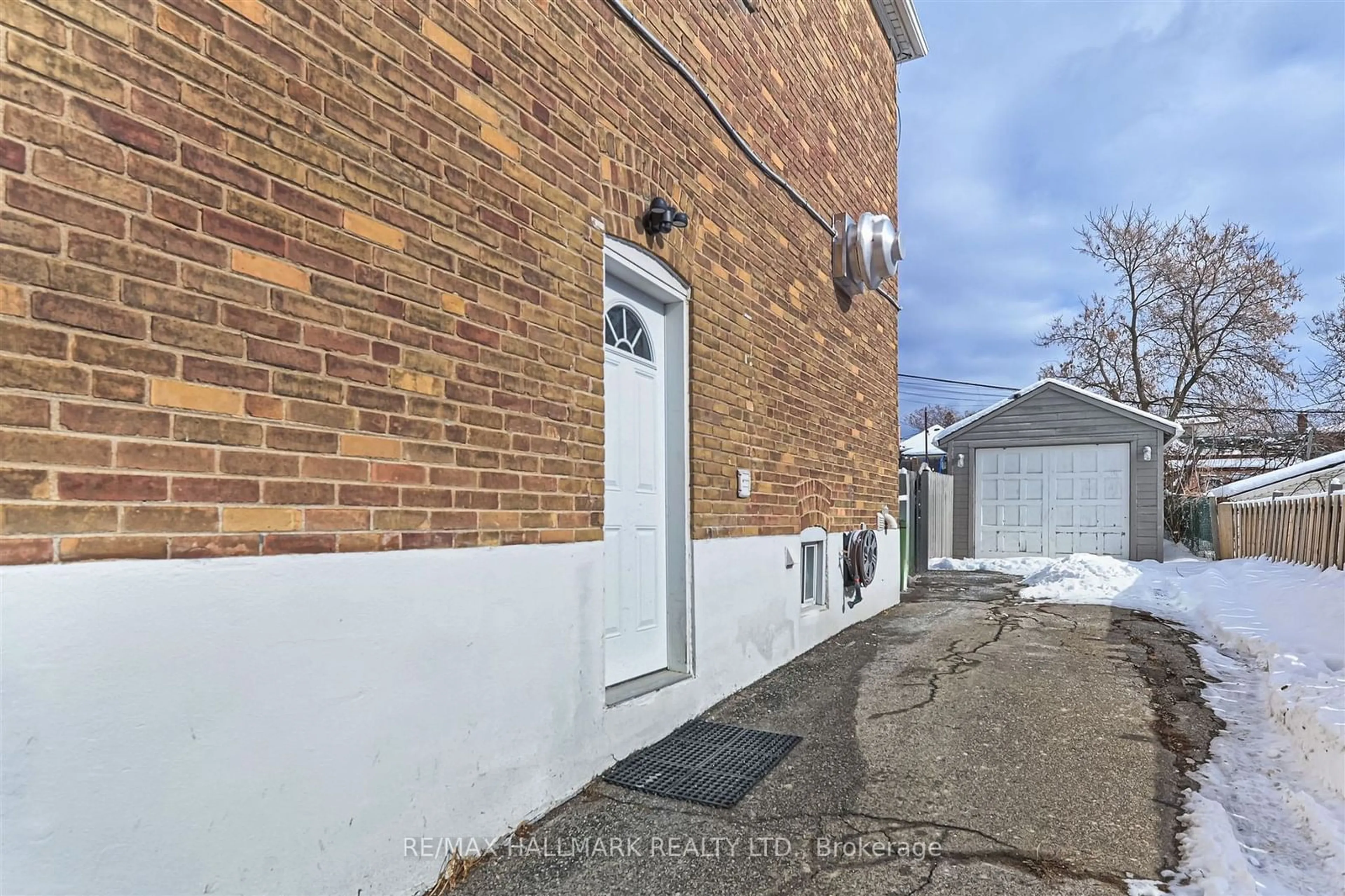 A pic from outside/outdoor area/front of a property/back of a property/a pic from drone, street for 471 Gilbert Ave, Toronto Ontario M6E 4X4