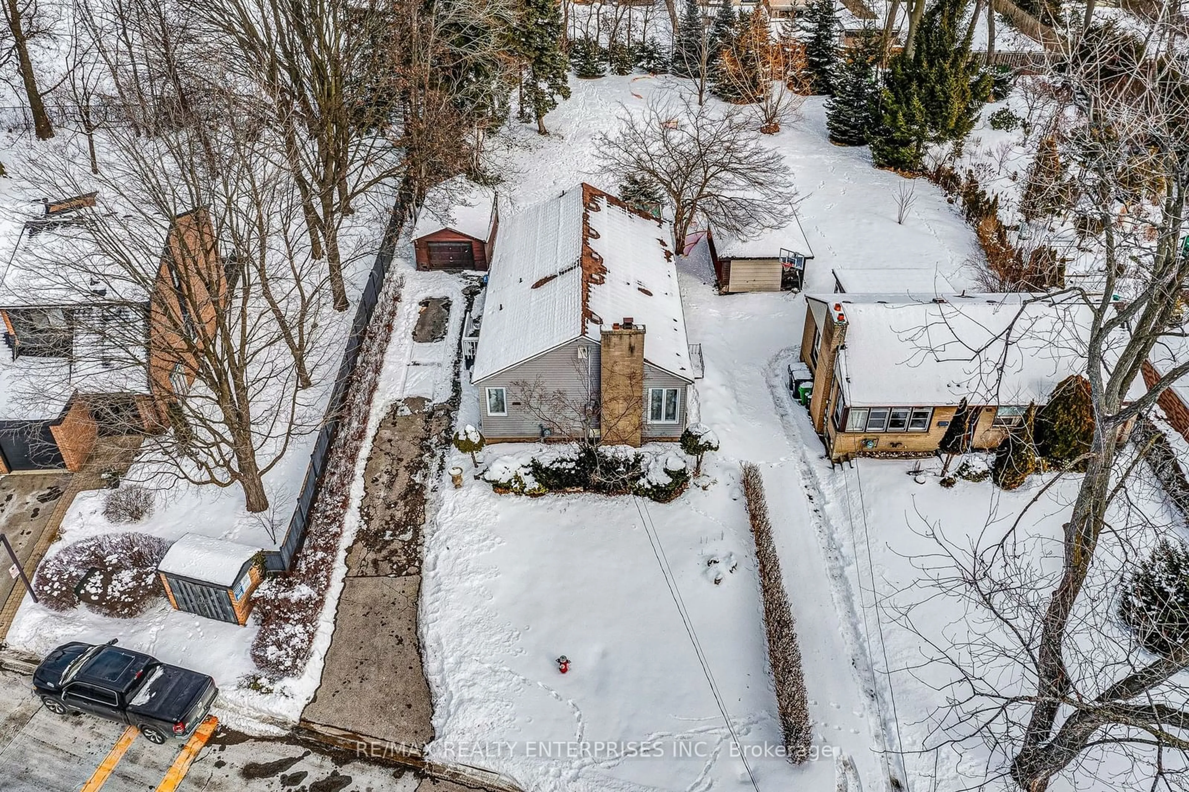 A pic from outside/outdoor area/front of a property/back of a property/a pic from drone, street for 1227 Argreen Rd, Mississauga Ontario L5G 3J2