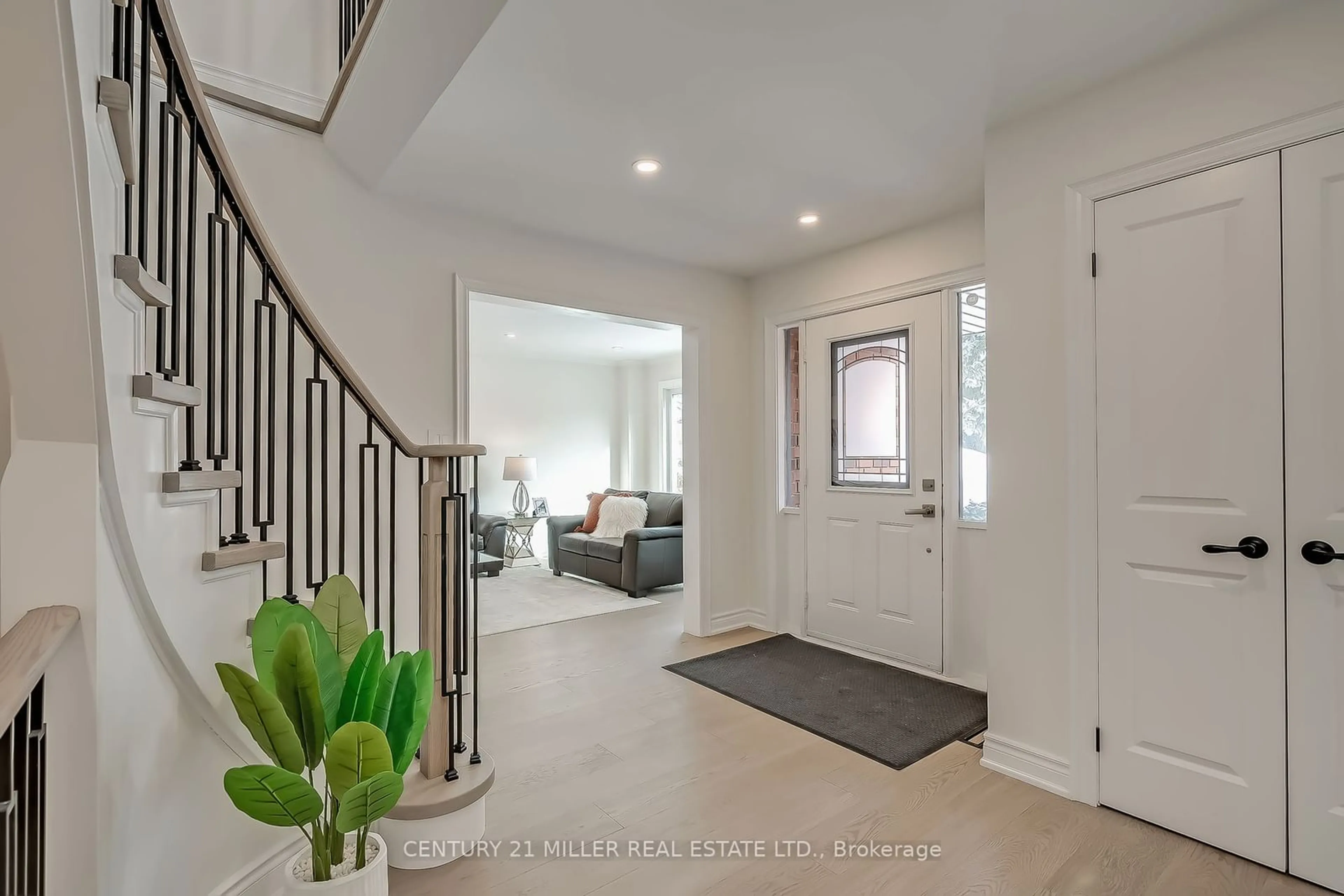 Indoor entryway for 1017 Oak Meadow Rd, Oakville Ontario L6M 1J6