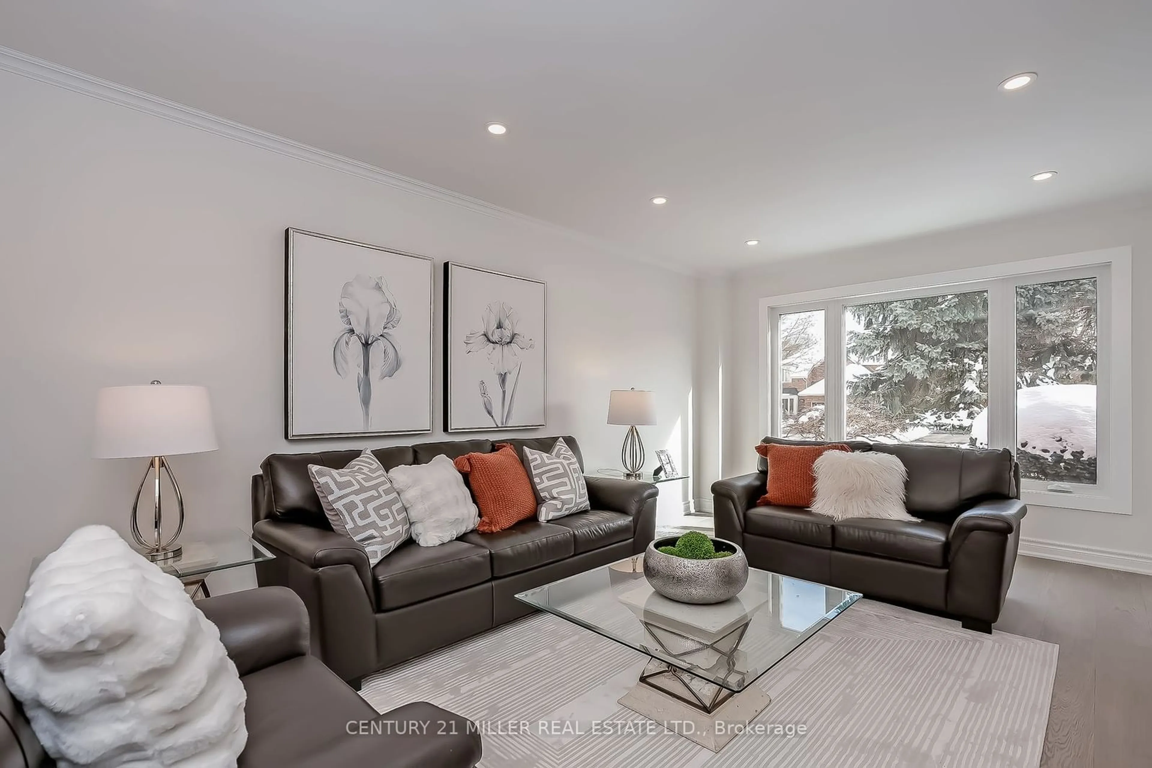 Living room with furniture, unknown for 1017 Oak Meadow Rd, Oakville Ontario L6M 1J6