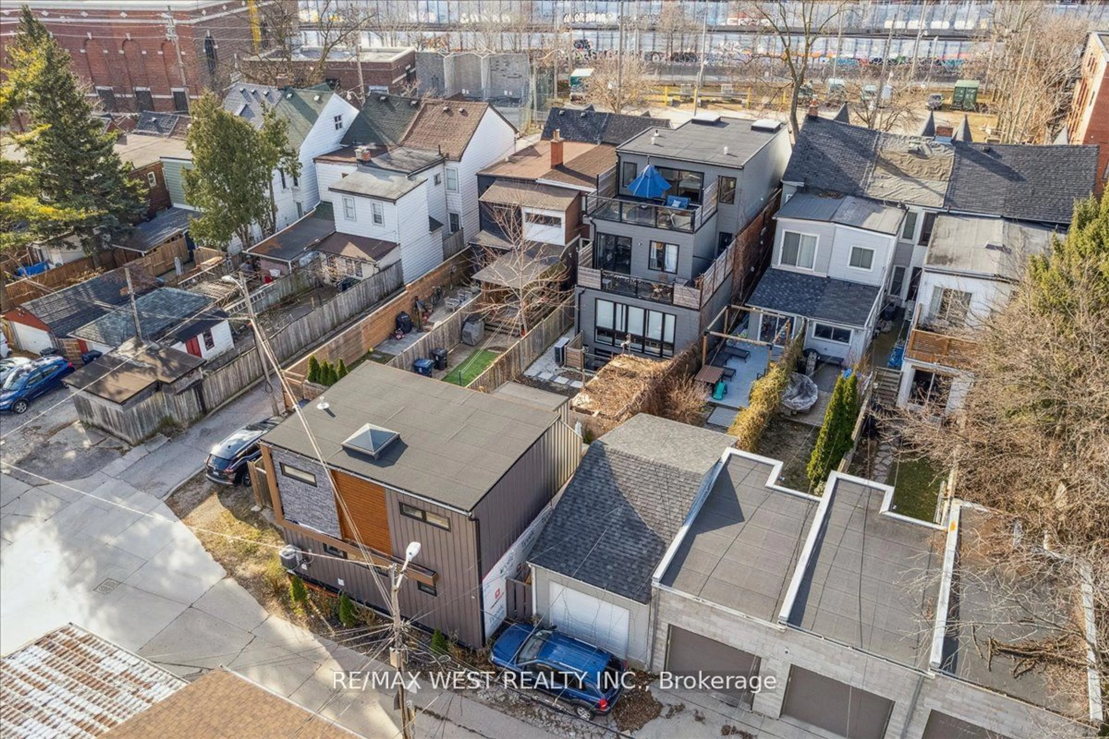 A pic from outside/outdoor area/front of a property/back of a property/a pic from drone, city buildings view from balcony for 33 Edwin Ave, Toronto Ontario M6P 3Z5