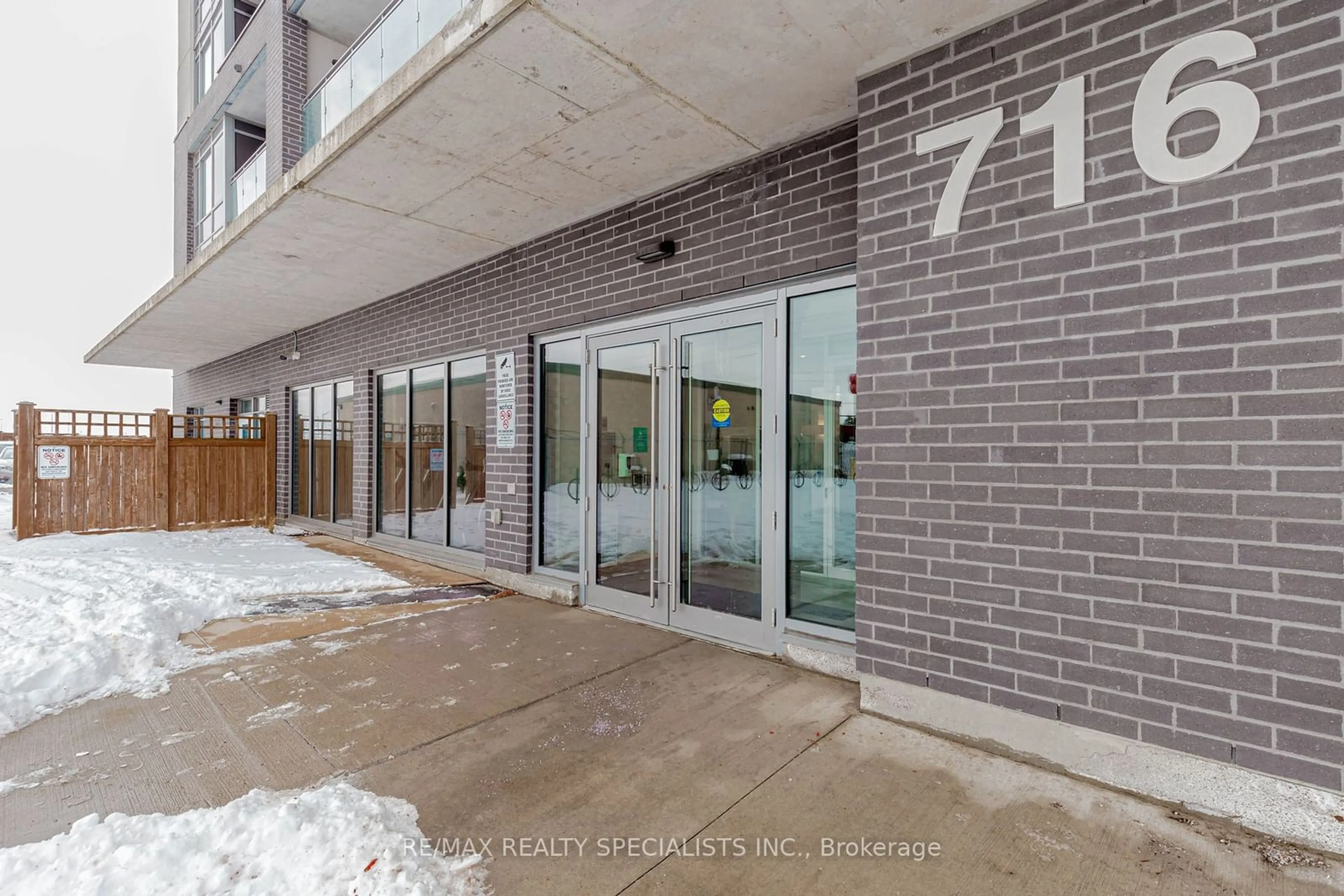 Indoor foyer for 716 Main St #711, Milton Ontario L9T 3P6