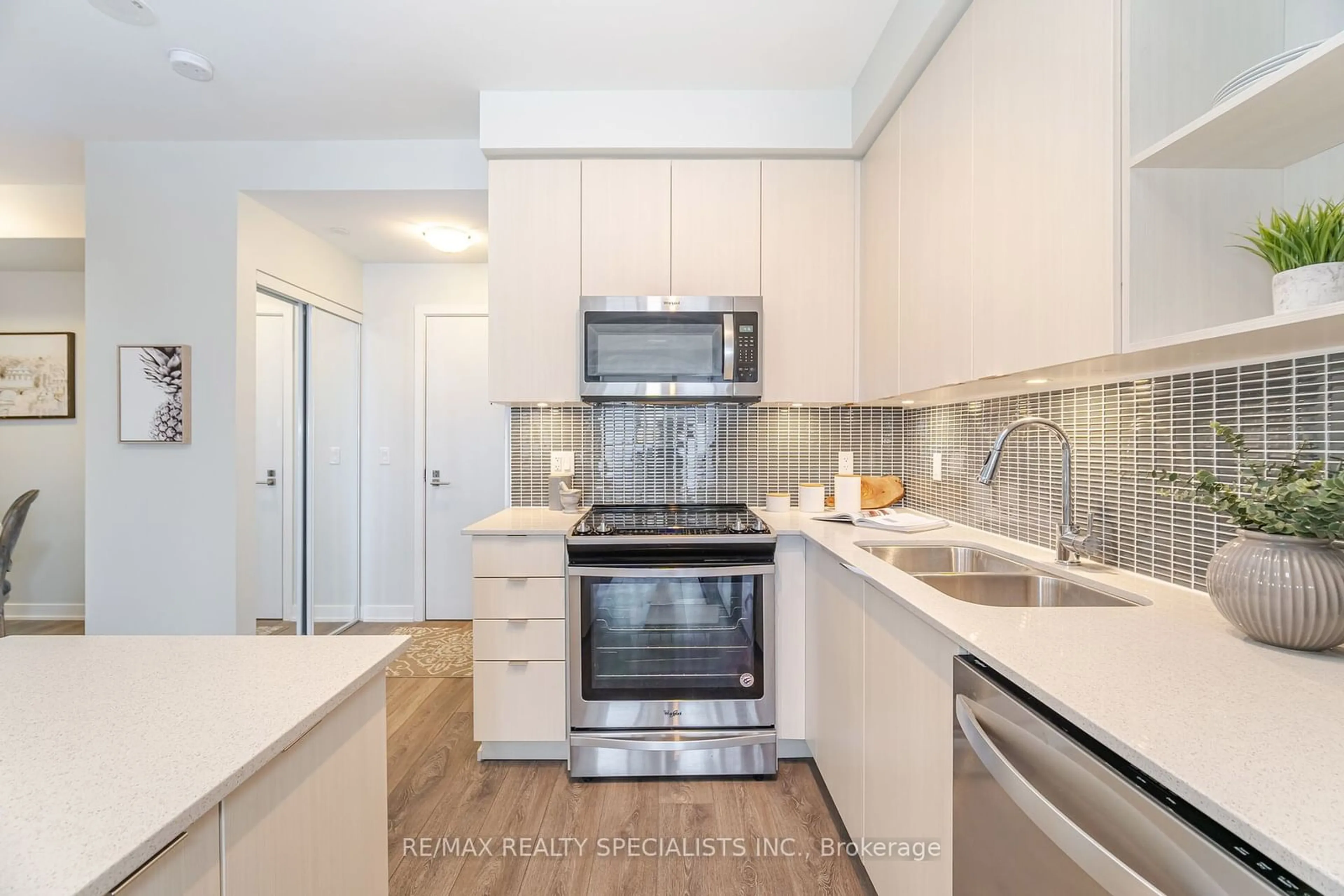 Standard kitchen, ceramic/tile floor for 4655 Glen Erin Dr #1709, Mississauga Ontario L5M 0Z1