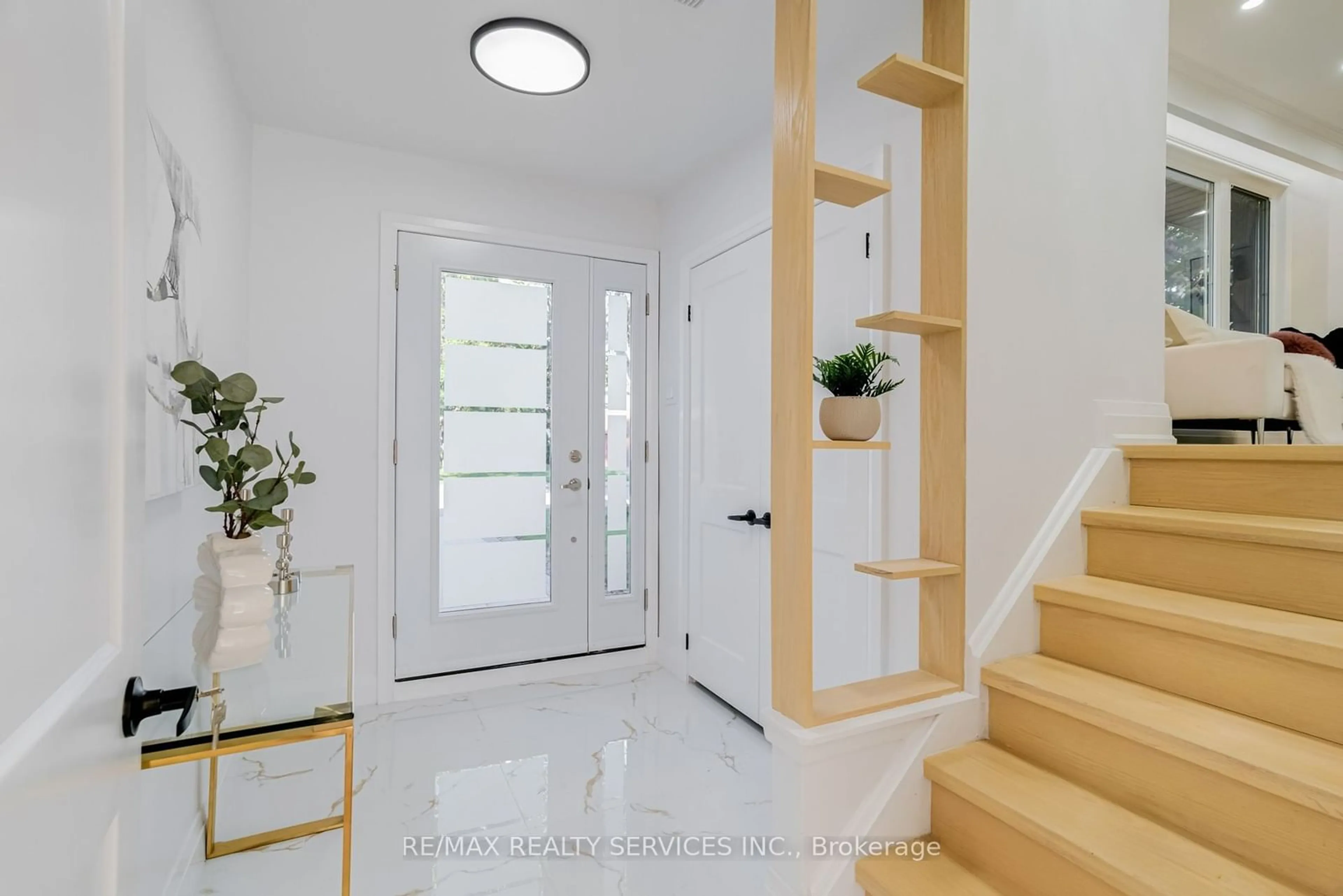 Indoor entryway for 772 Paling Rd, Burlington Ontario L7R 3B7