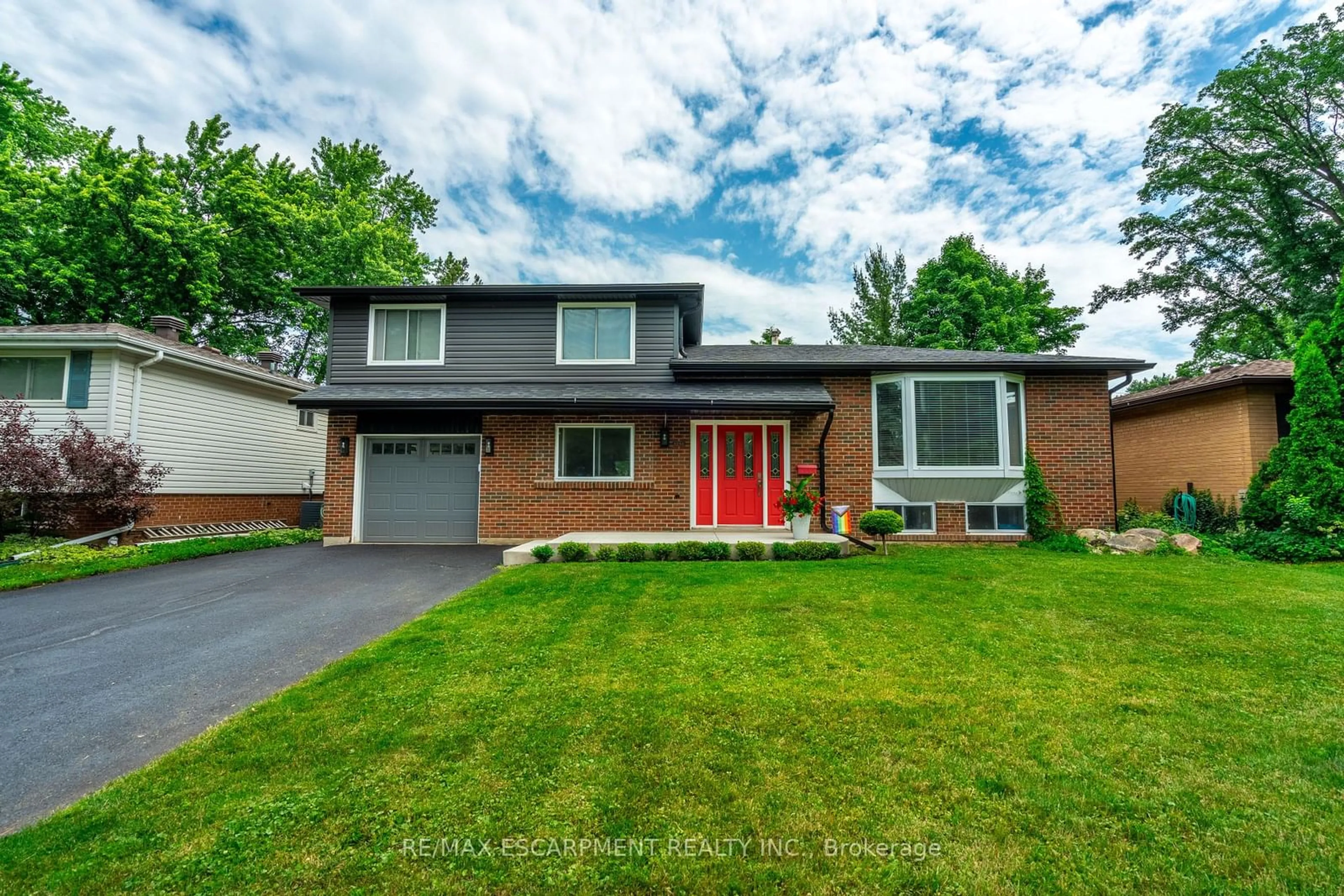 Home with brick exterior material, street for 5286 Woodhaven Dr, Burlington Ontario L7L 3T4