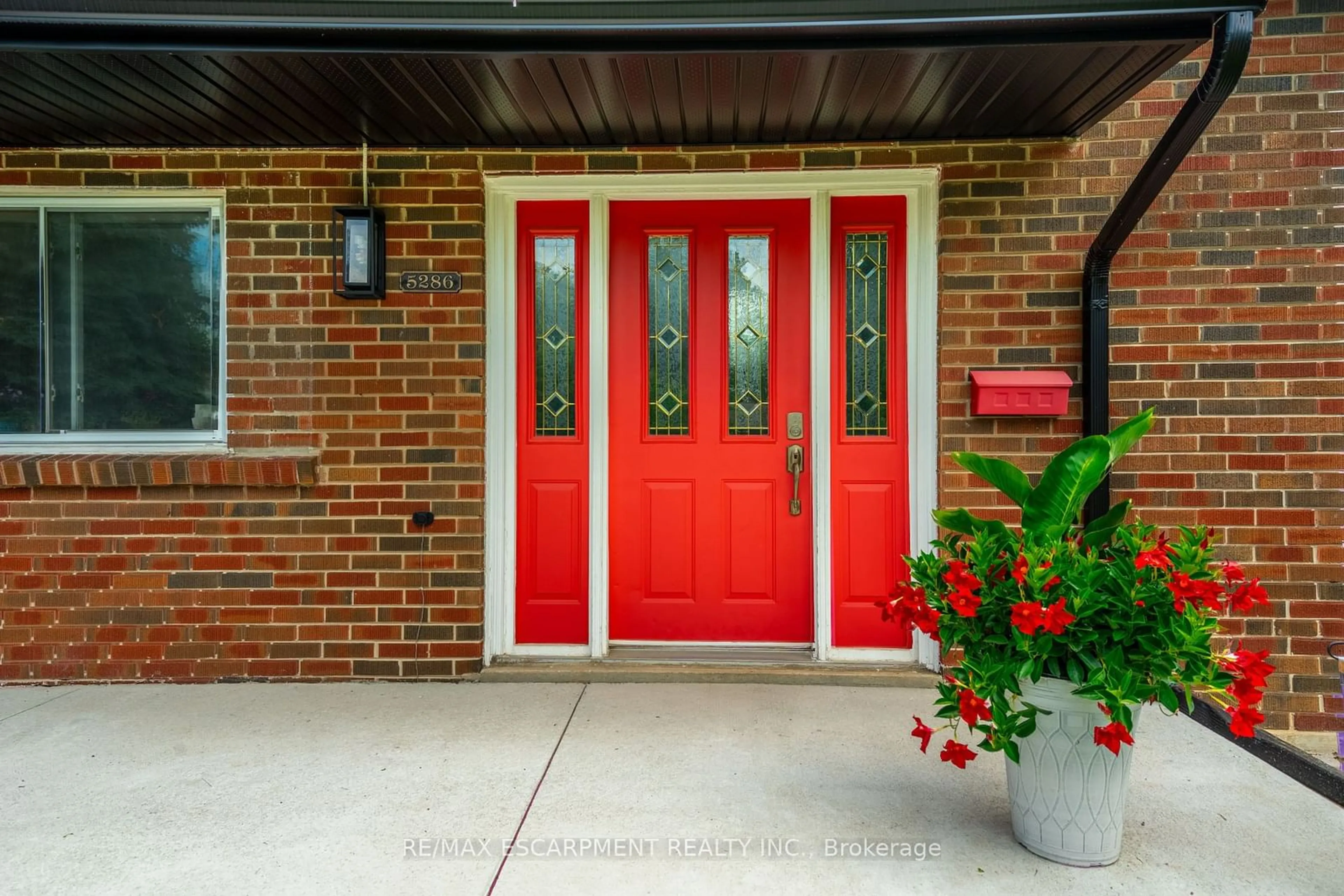 Indoor entryway for 5286 Woodhaven Dr, Burlington Ontario L7L 3T4