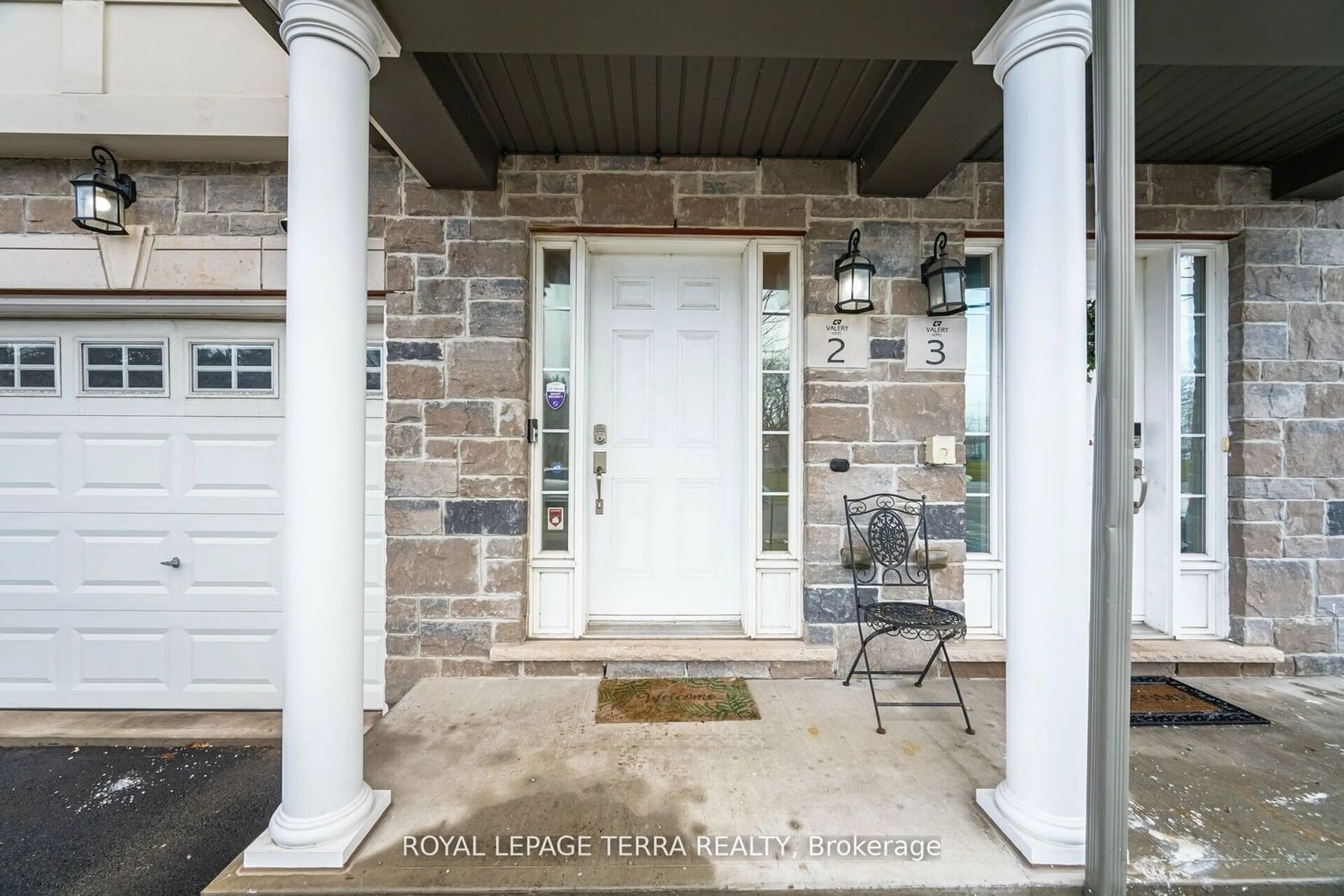 Indoor entryway for 2220 Queensway Dr #2, Burlington Ontario L7R 0E7