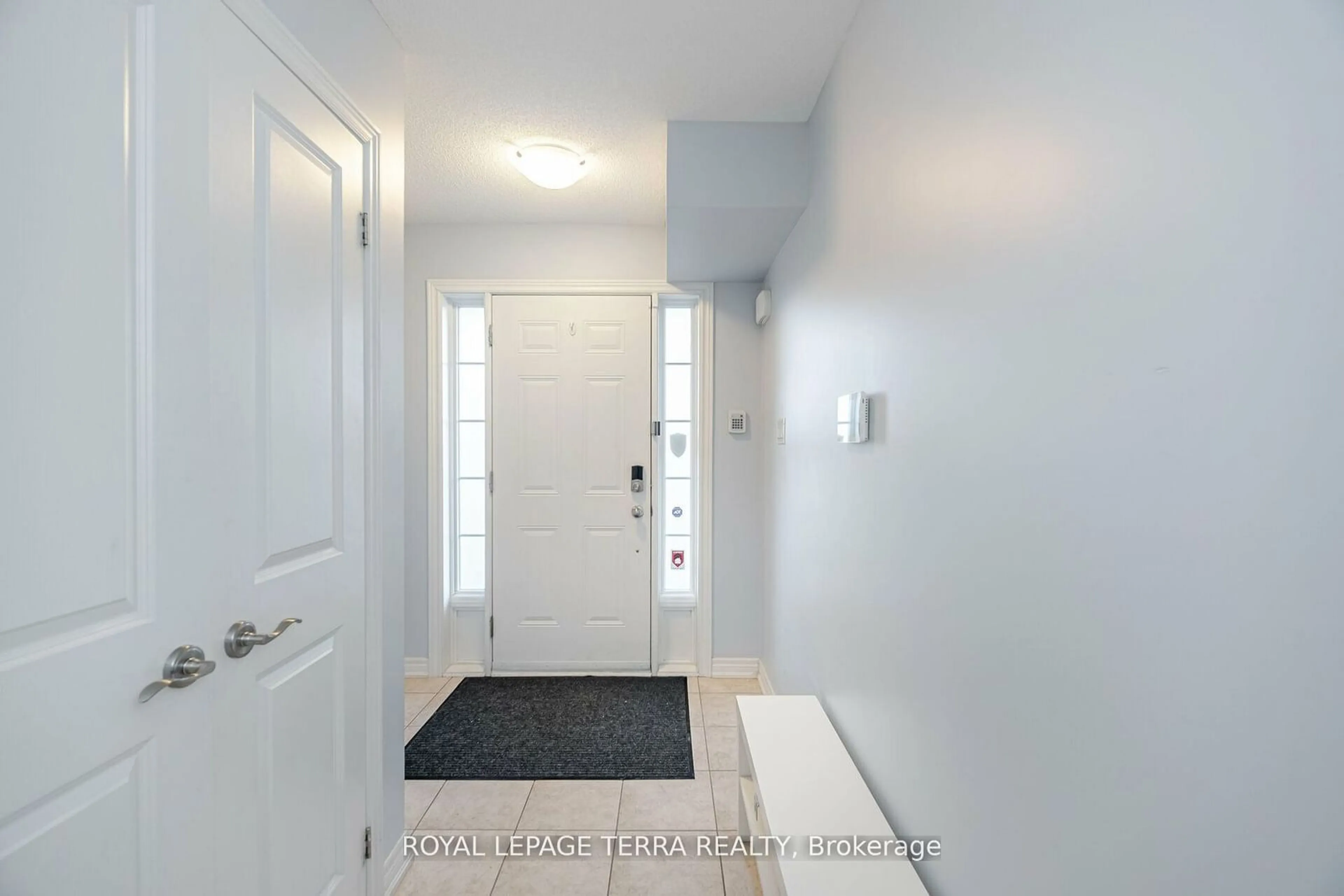 Indoor entryway for 2220 Queensway Dr #2, Burlington Ontario L7R 0E7