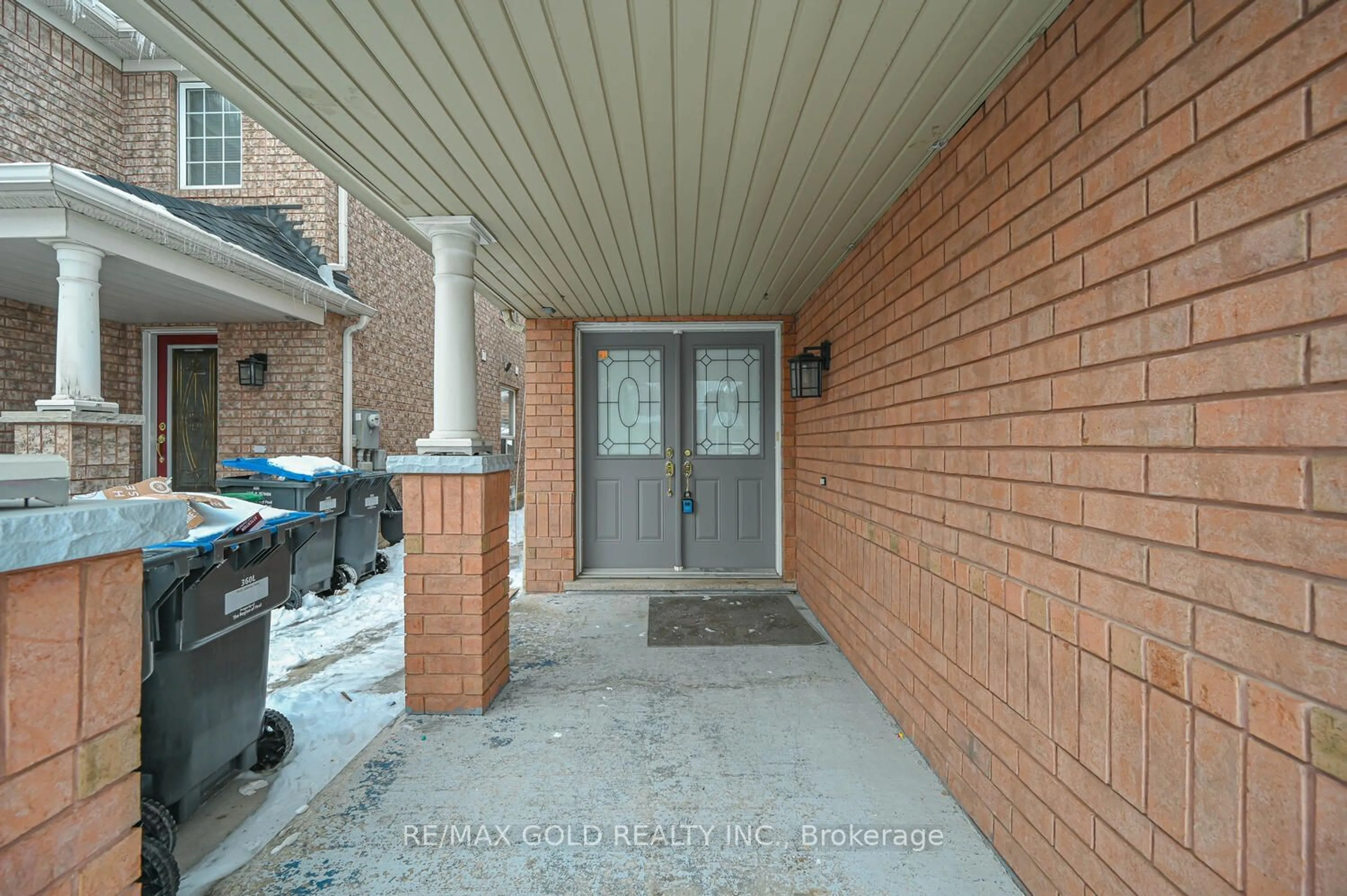 Indoor entryway for 11 Murphy Rd, Brampton Ontario L6S 0B1