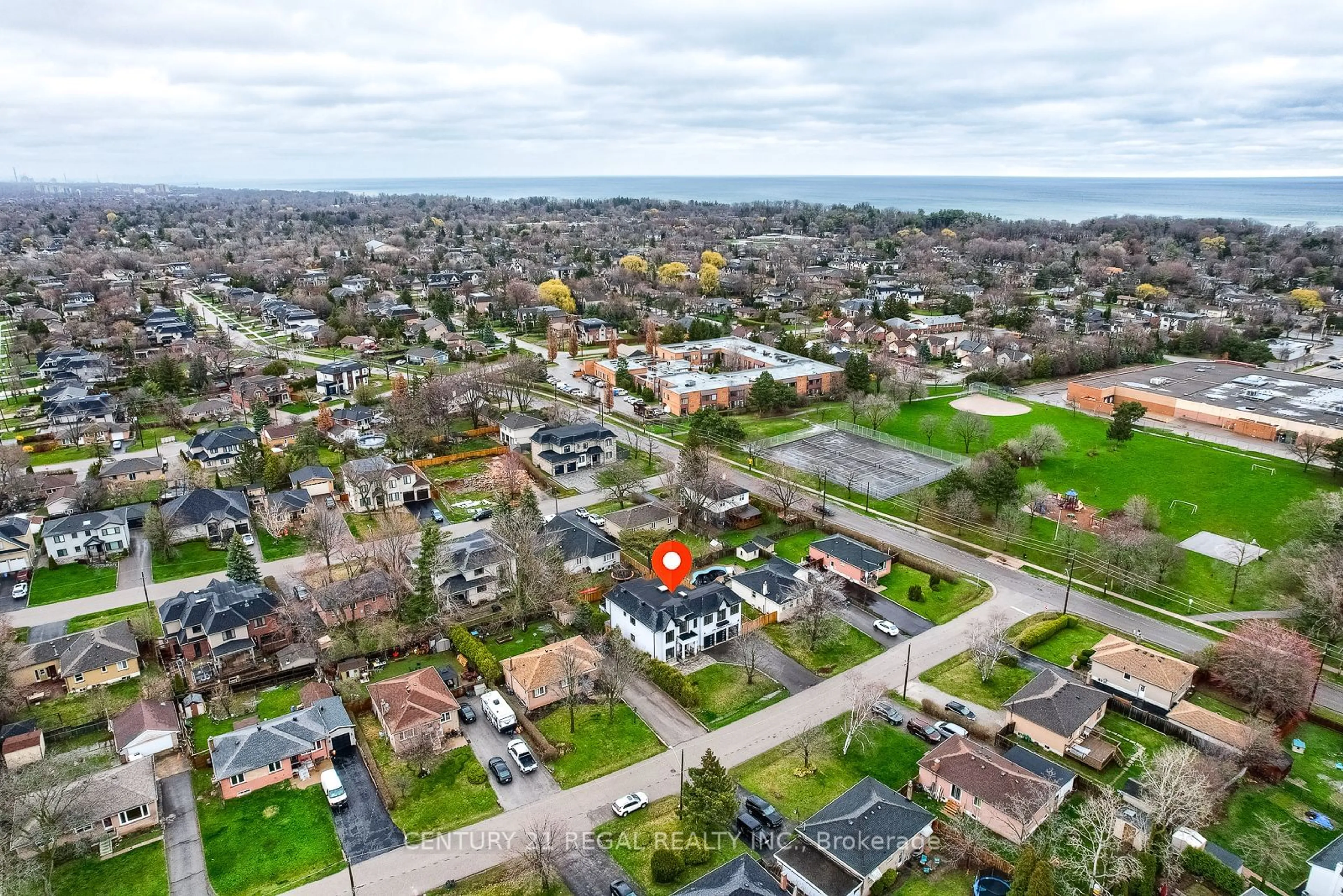 A pic from outside/outdoor area/front of a property/back of a property/a pic from drone, street for 536 Sandmere Pl, Oakville Ontario L6L 4G4