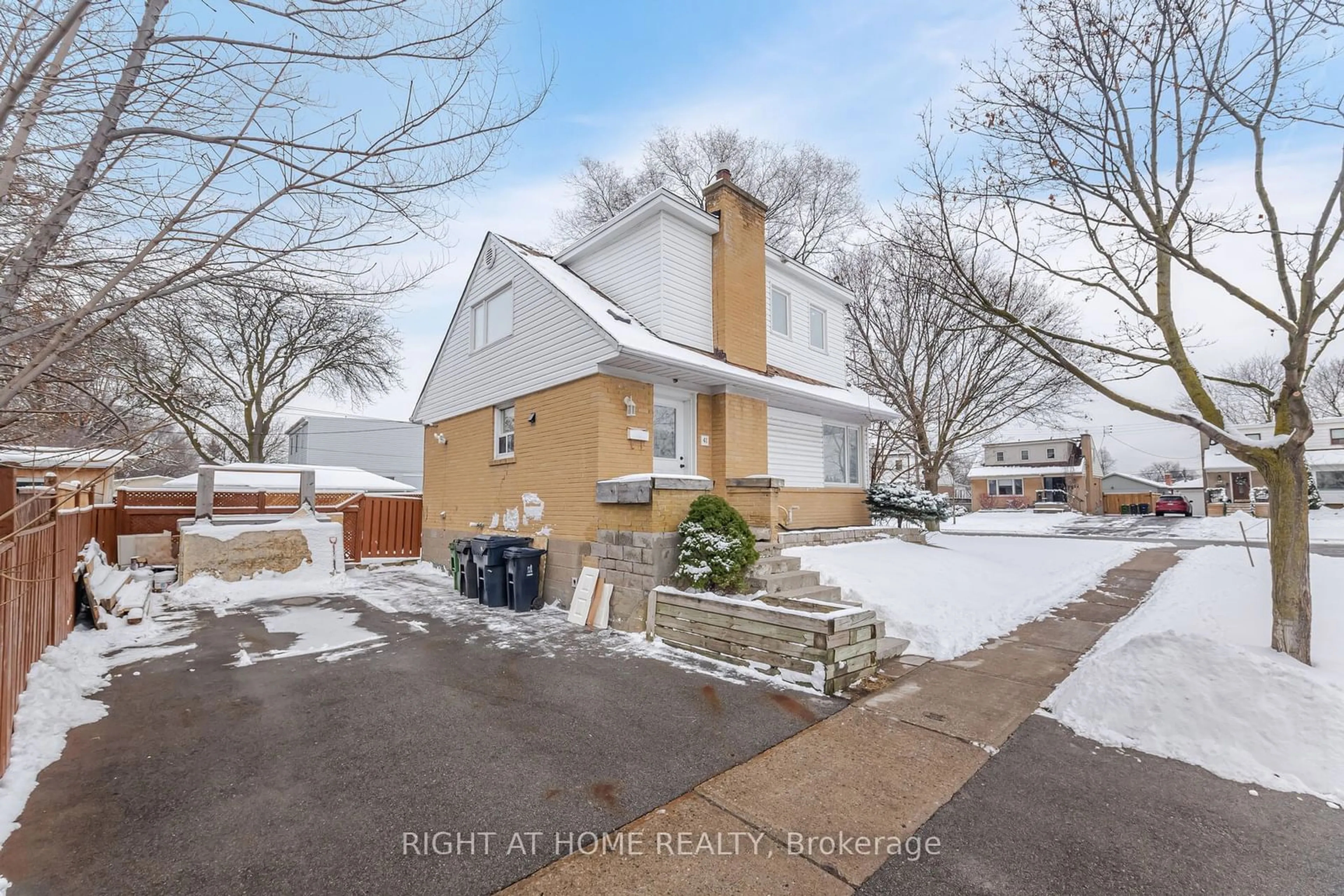 A pic from outside/outdoor area/front of a property/back of a property/a pic from drone, street for 41 Tofield Cres, Toronto Ontario M9W 2B8