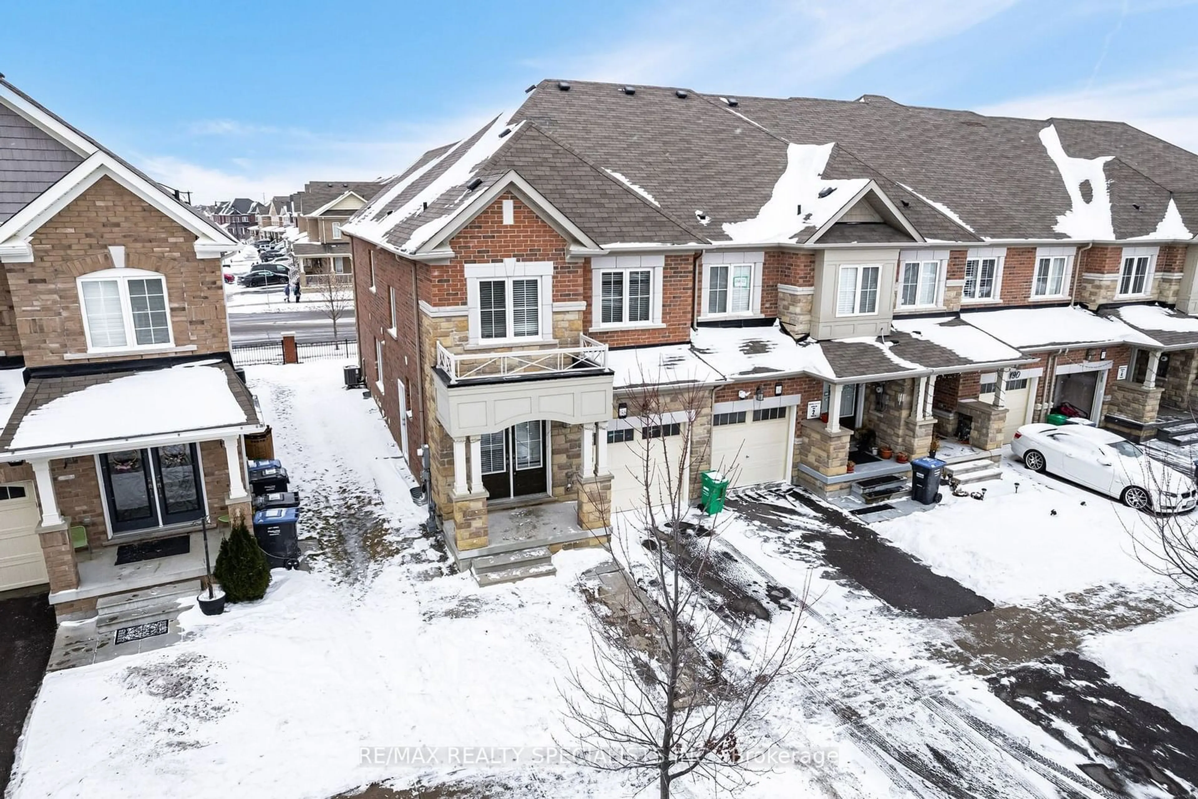 A pic from outside/outdoor area/front of a property/back of a property/a pic from drone, street for 186 Golden Springs Dr, Brampton Ontario L7A 4N9