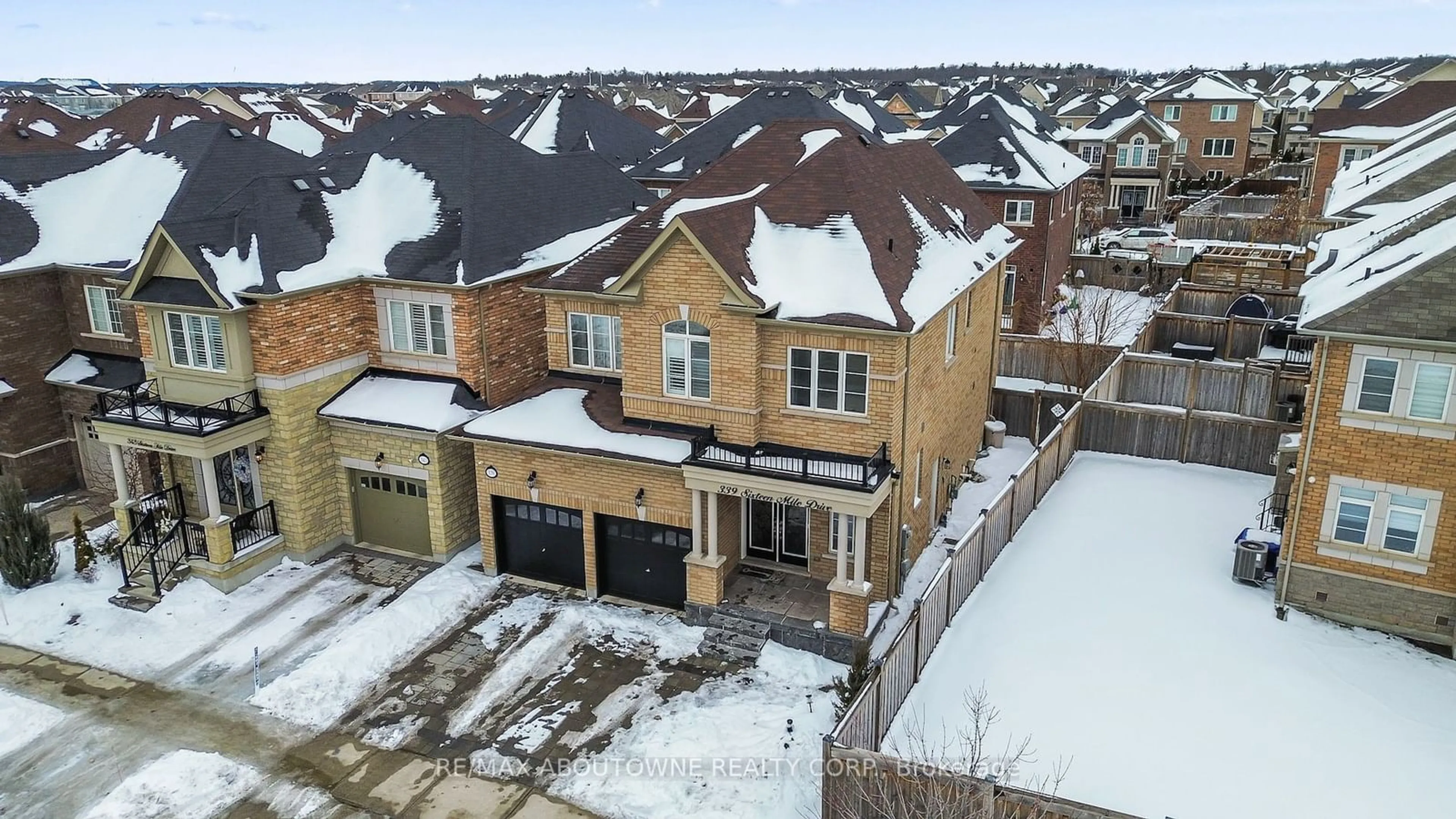 A pic from outside/outdoor area/front of a property/back of a property/a pic from drone, street for 339 Sixteen Mile Dr, Oakville Ontario L6M 0Z6