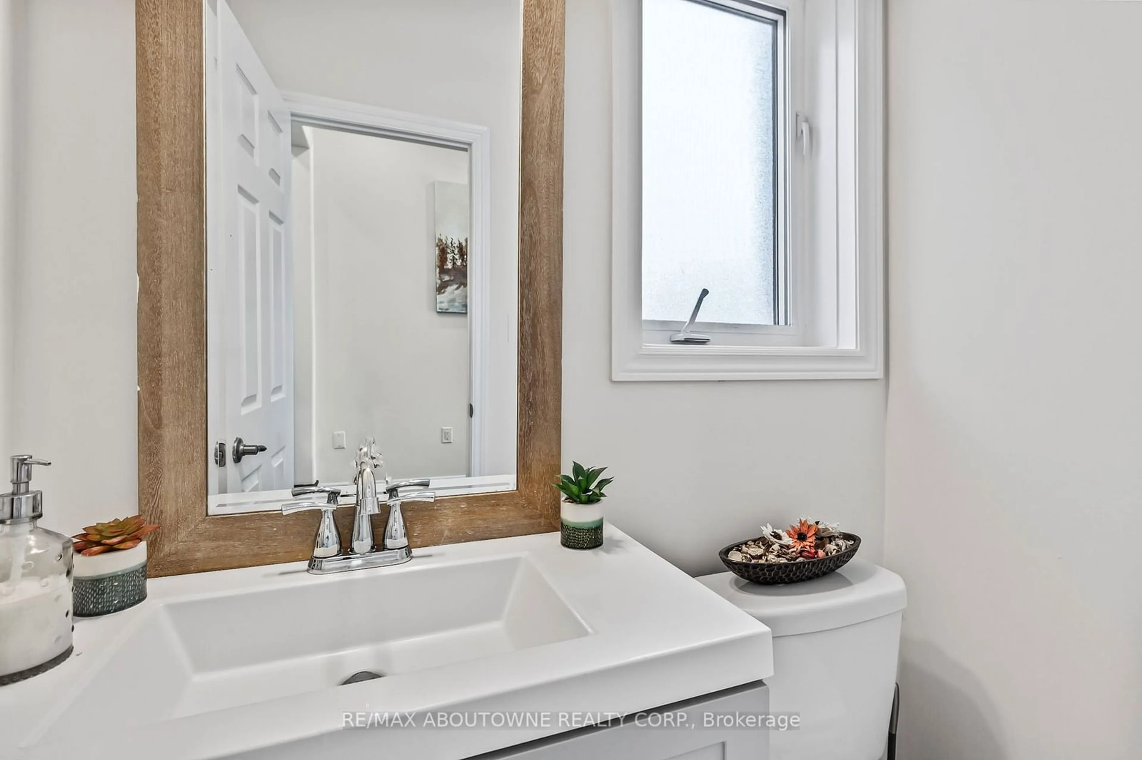 Standard bathroom, ceramic/tile floor for 339 Sixteen Mile Dr, Oakville Ontario L6M 0Z6