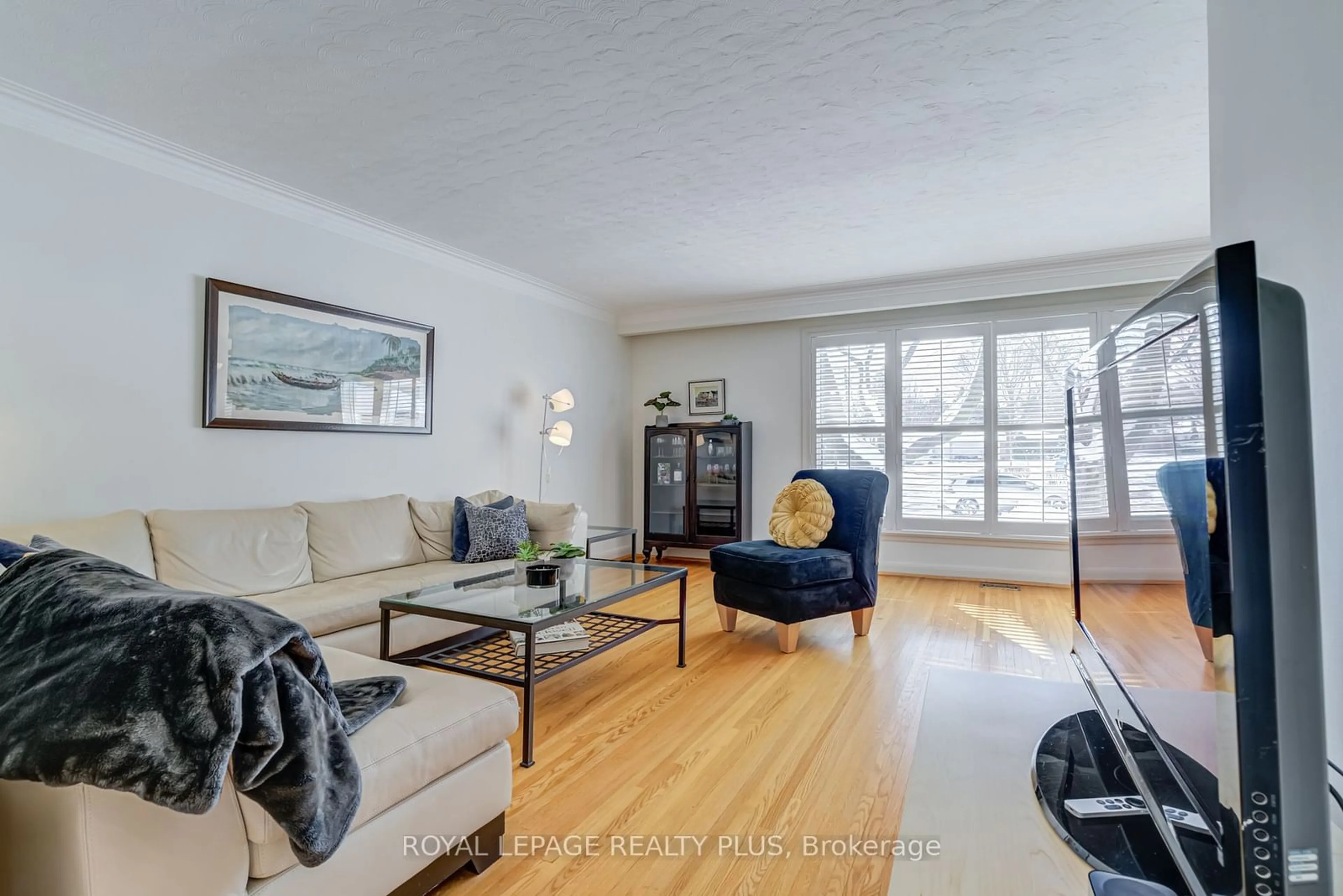 Living room with furniture, wood/laminate floor for 15 Mossford Crt, Toronto Ontario M9B 5T3