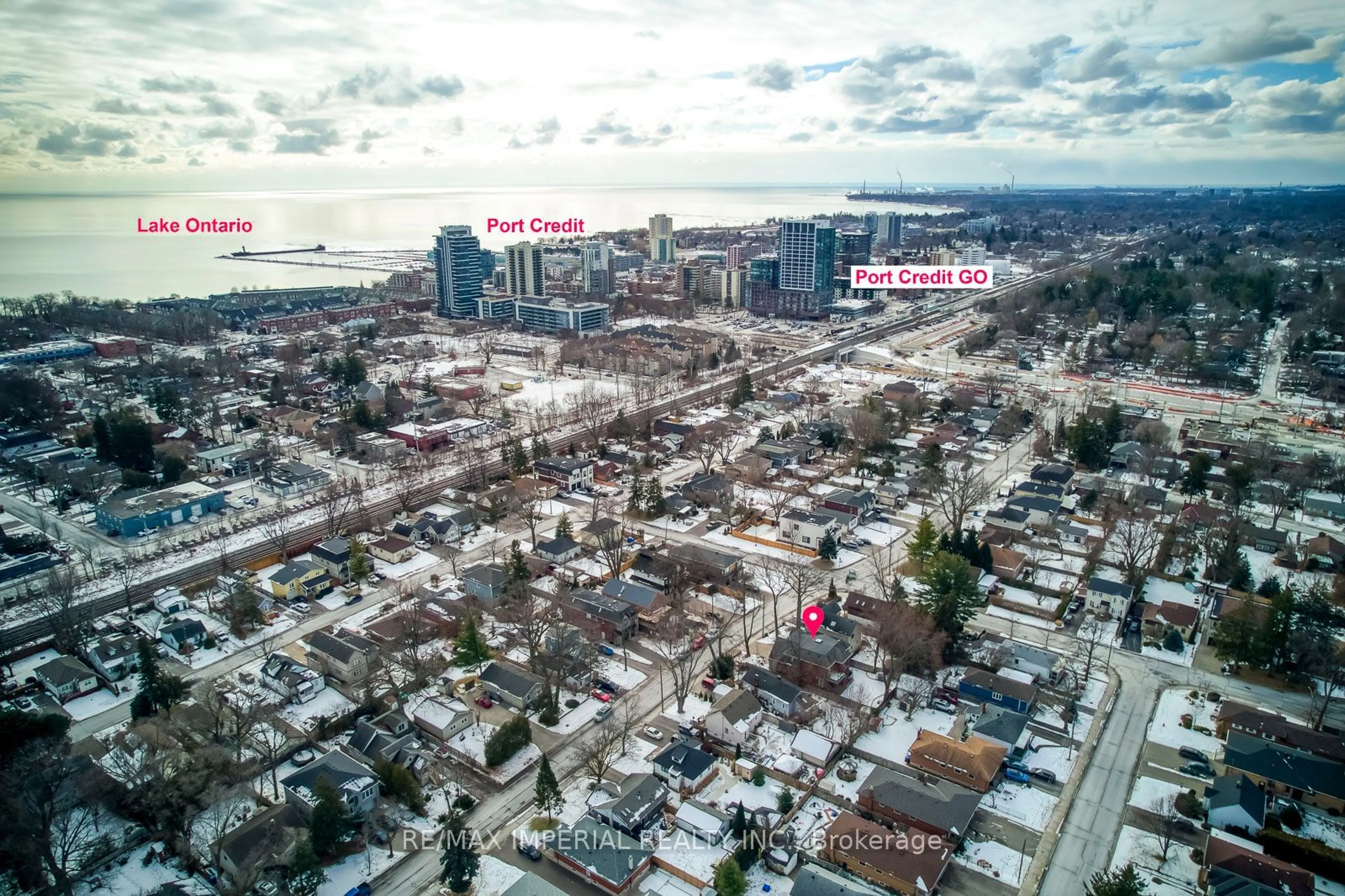 A pic from outside/outdoor area/front of a property/back of a property/a pic from drone, street for 105 Eaglewood Blvd, Mississauga Ontario L5G 1V8