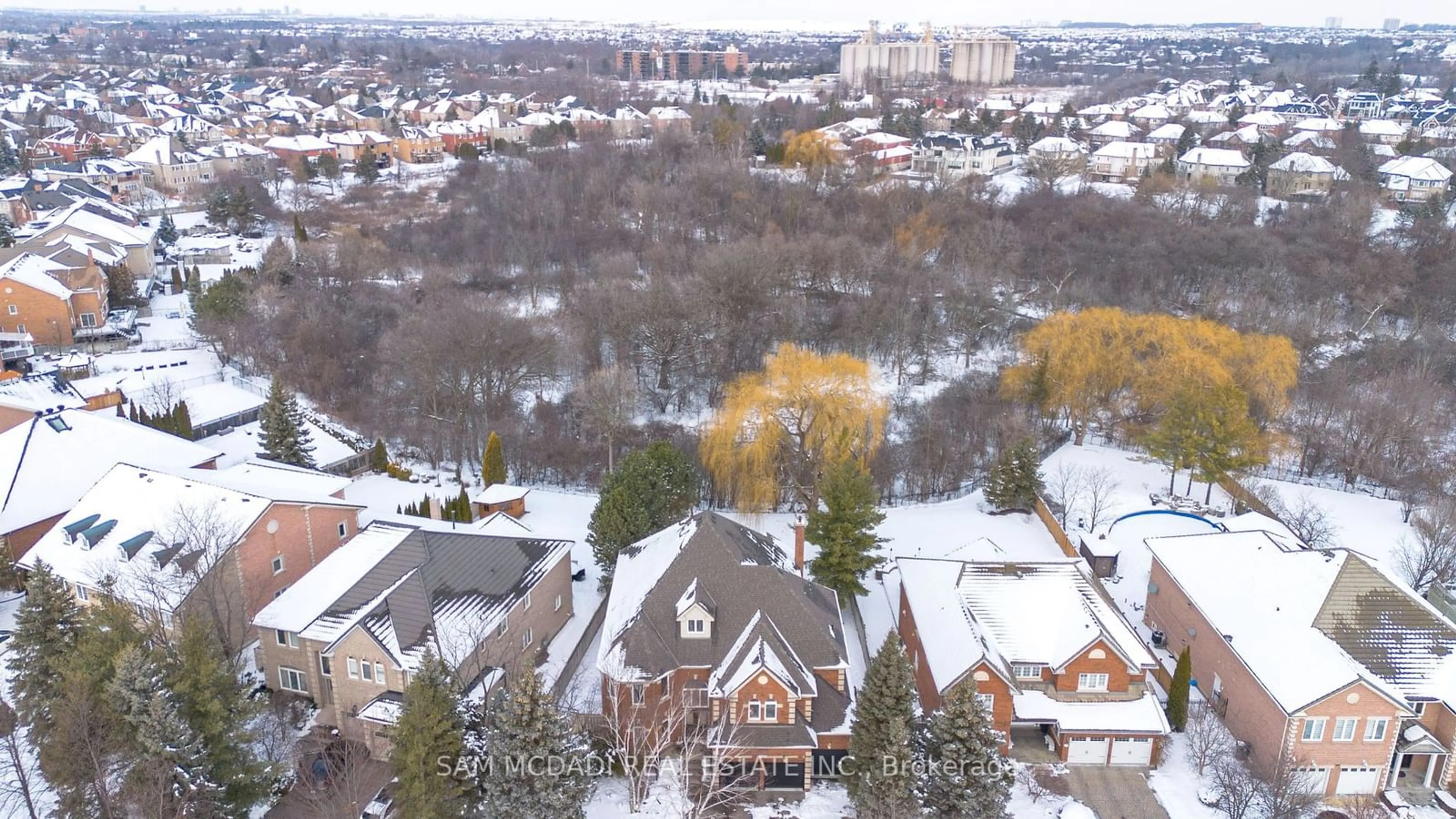 A pic from outside/outdoor area/front of a property/back of a property/a pic from drone, city buildings view from balcony for 5179 Elmridge Dr, Mississauga Ontario L5M 5A4