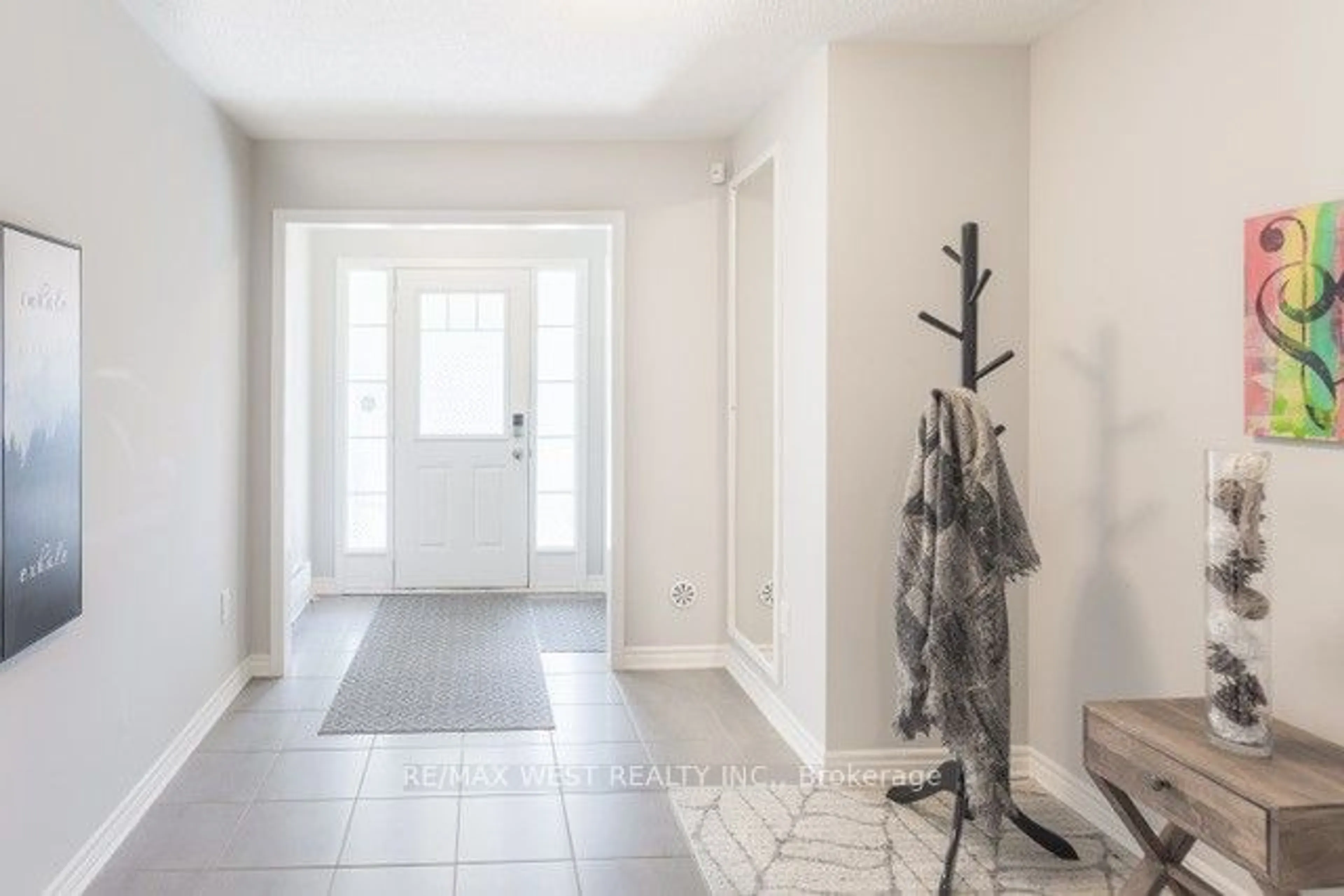 Indoor entryway for 1669 Copeland Circ, Milton Ontario L9T 8X8