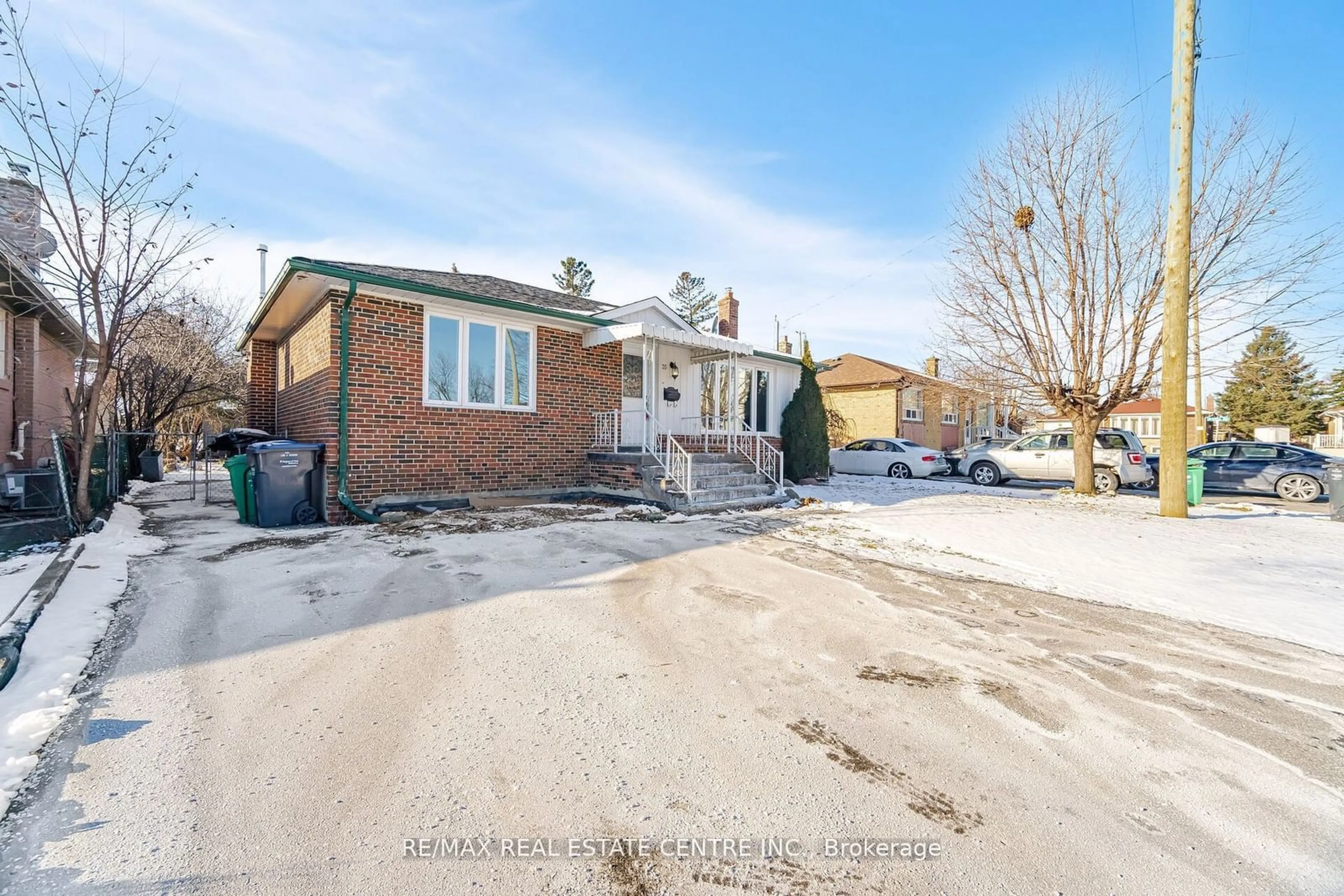 A pic from outside/outdoor area/front of a property/back of a property/a pic from drone, street for 35 Edgemont Dr, Brampton Ontario L6V 1K9