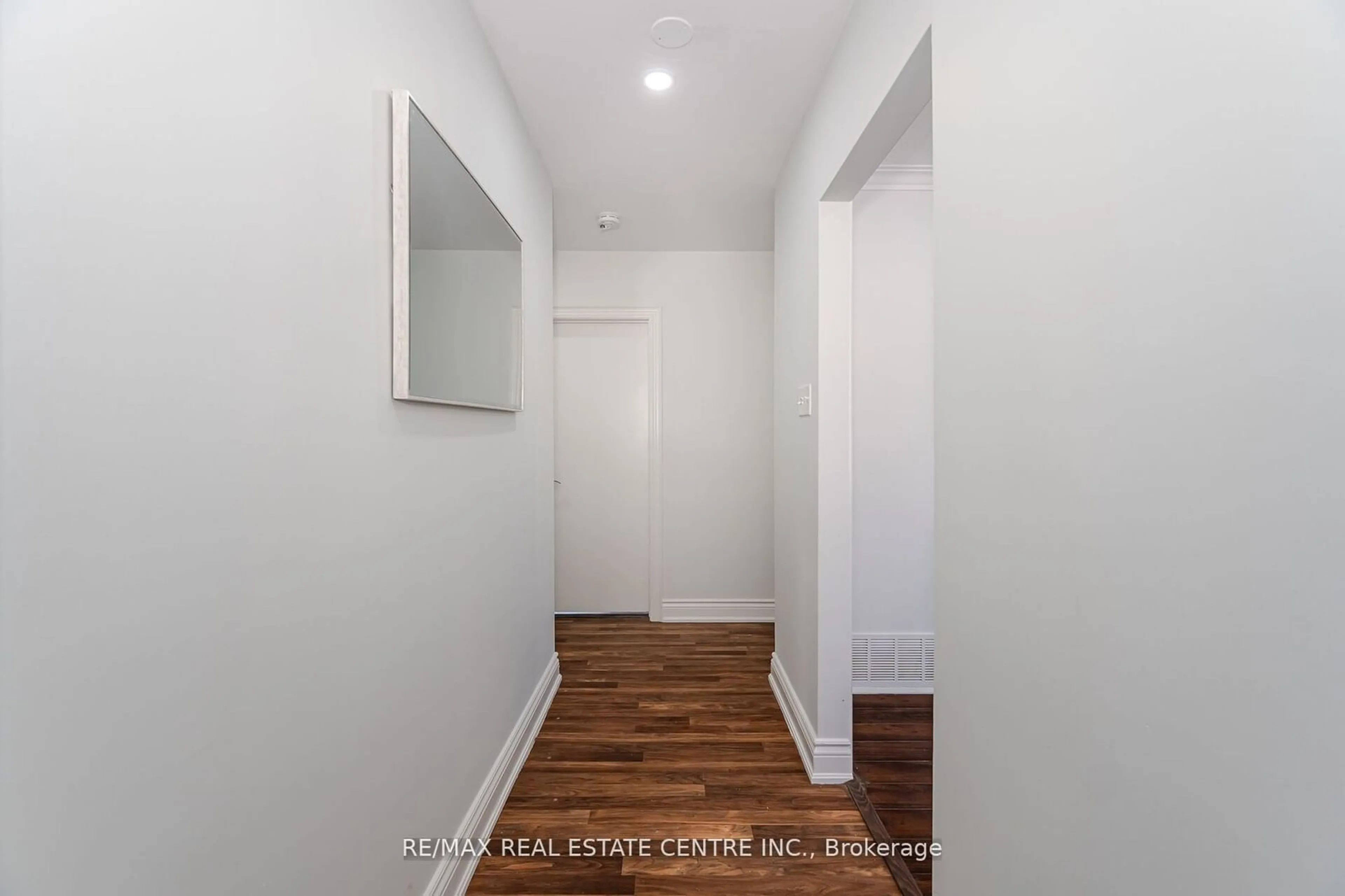 Indoor entryway for 35 Edgemont Dr, Brampton Ontario L6V 1K9