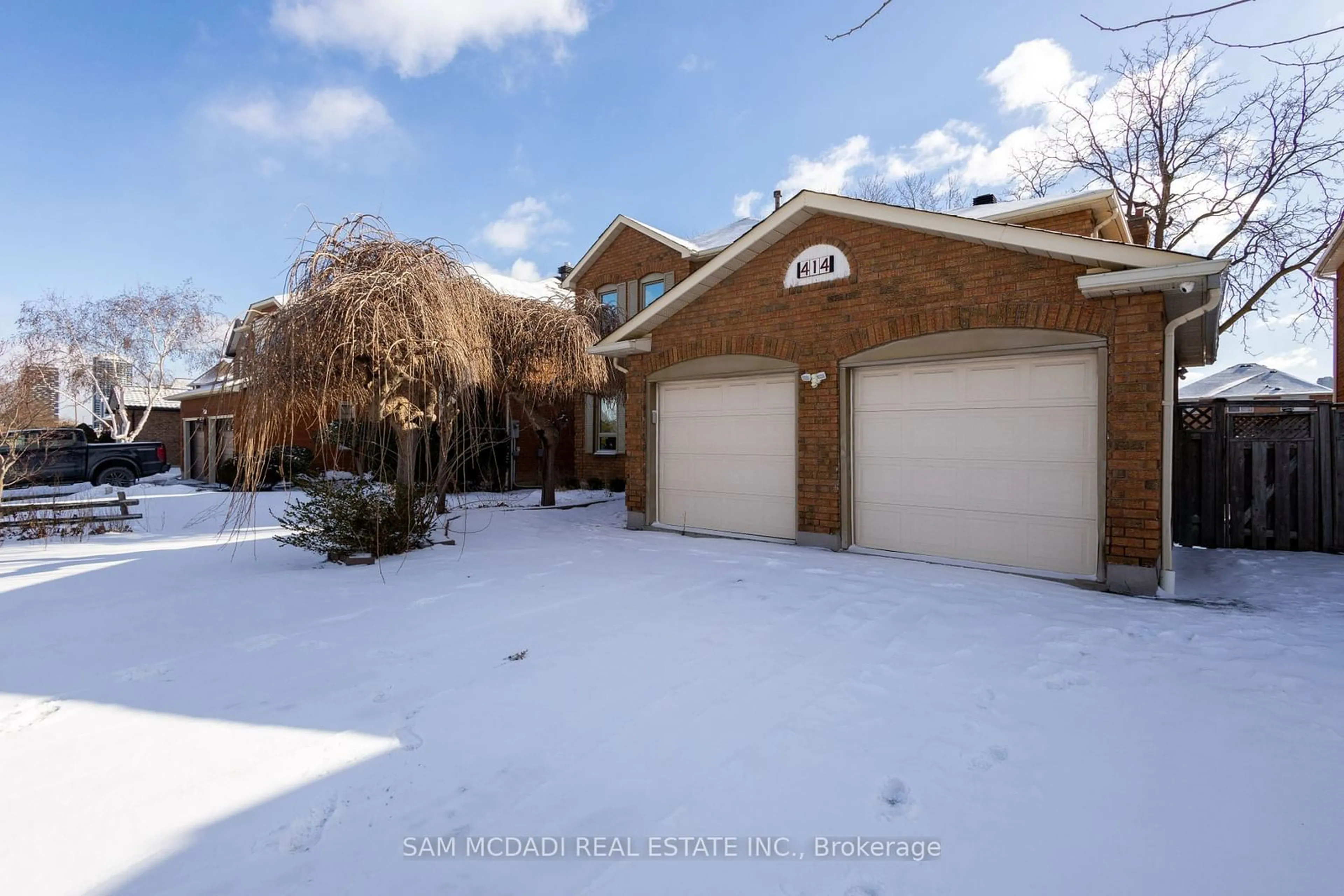 A pic from outside/outdoor area/front of a property/back of a property/a pic from drone, street for 414 Ceremonial Dr, Mississauga Ontario L5R 2C7