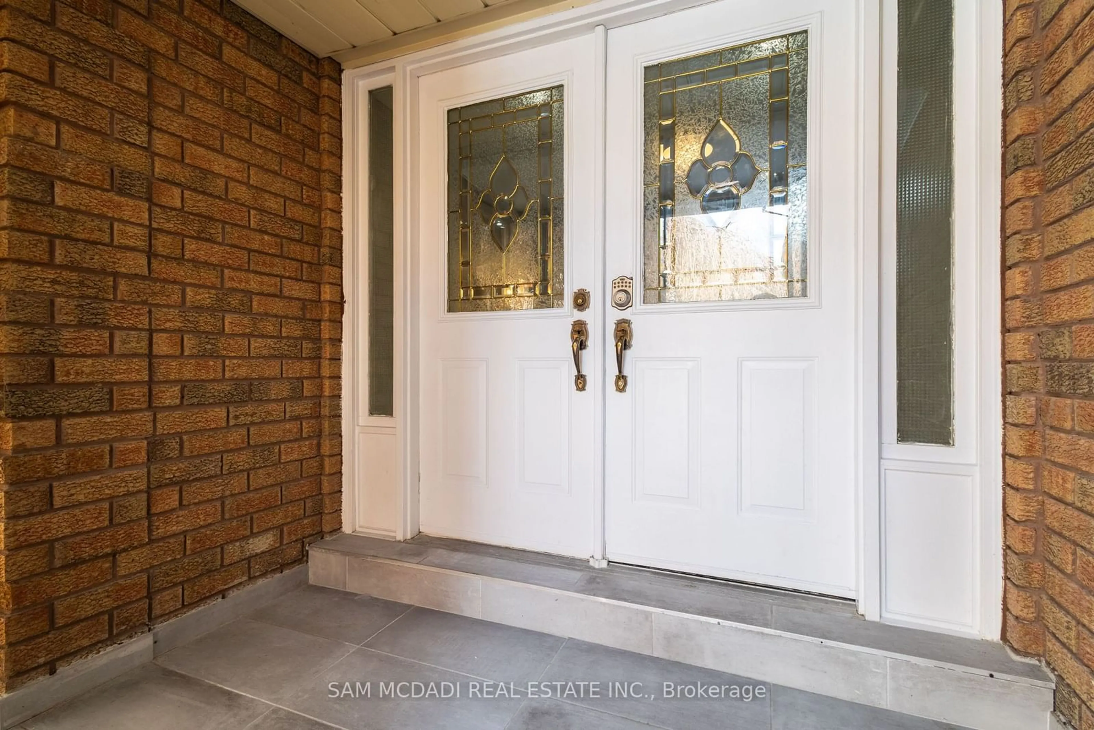 Indoor entryway for 414 Ceremonial Dr, Mississauga Ontario L5R 2C7