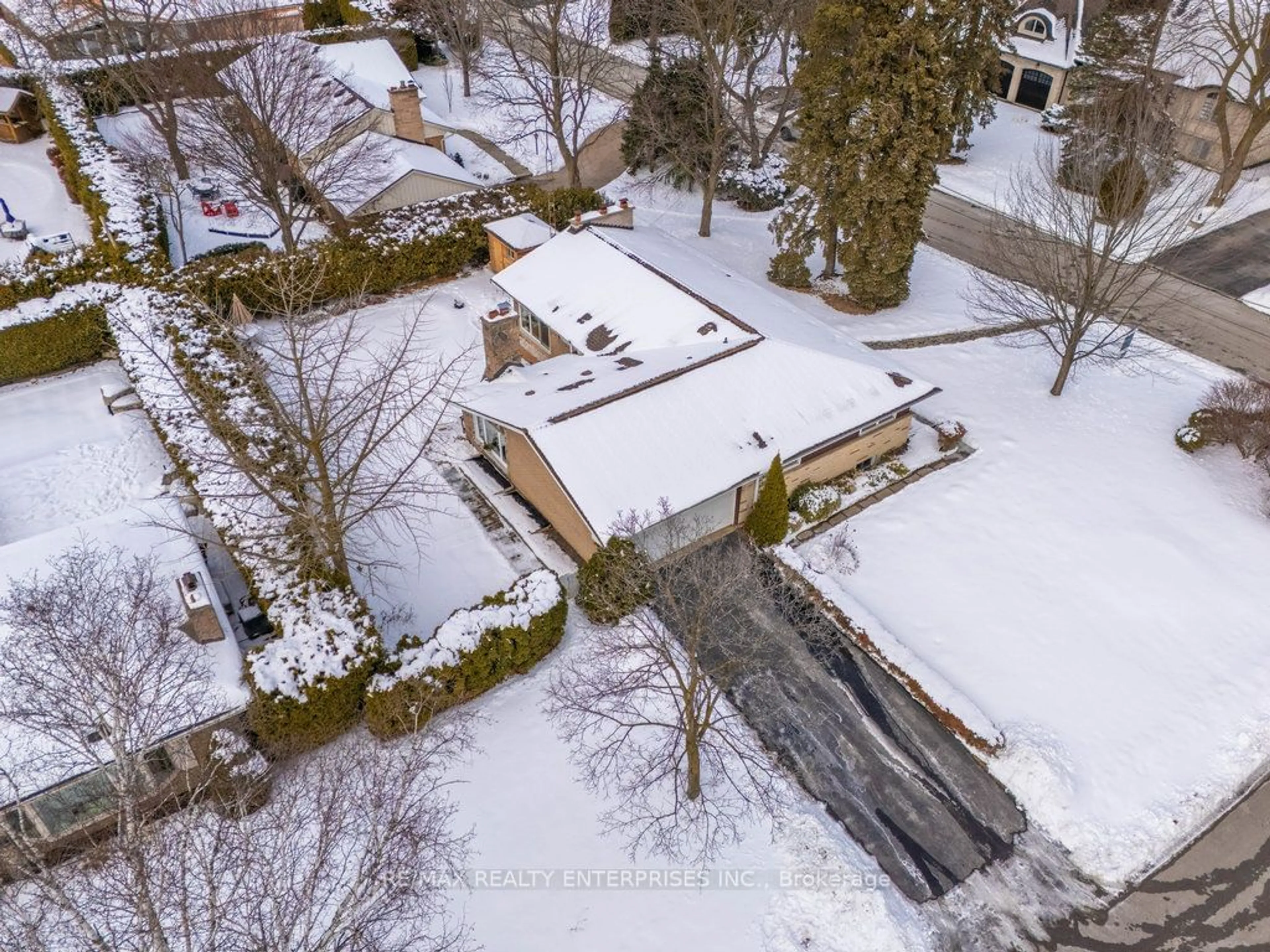 A pic from outside/outdoor area/front of a property/back of a property/a pic from drone, street for 1169 Wildfield Cres, Mississauga Ontario L5H 3C3