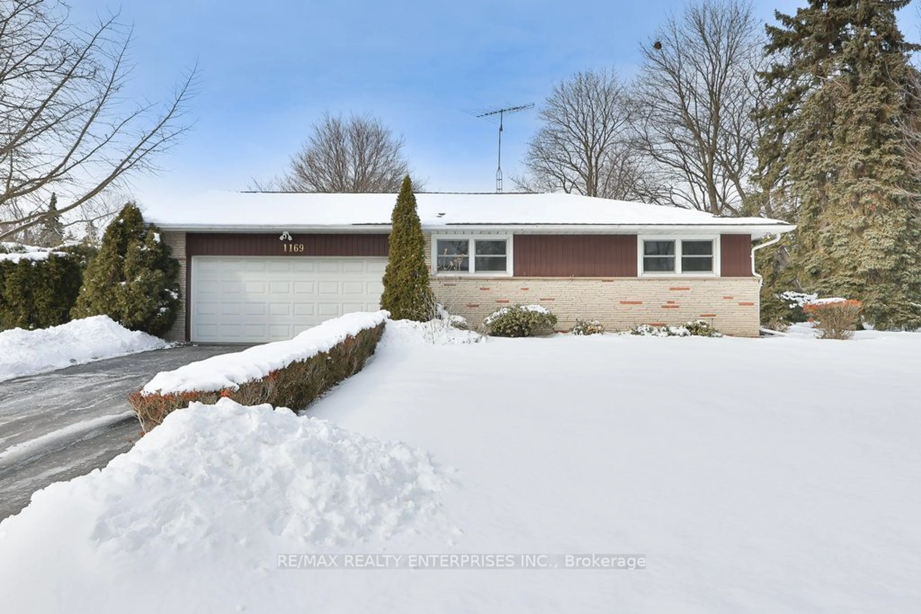 Home with vinyl exterior material, street for 1169 Wildfield Cres, Mississauga Ontario L5H 3C3