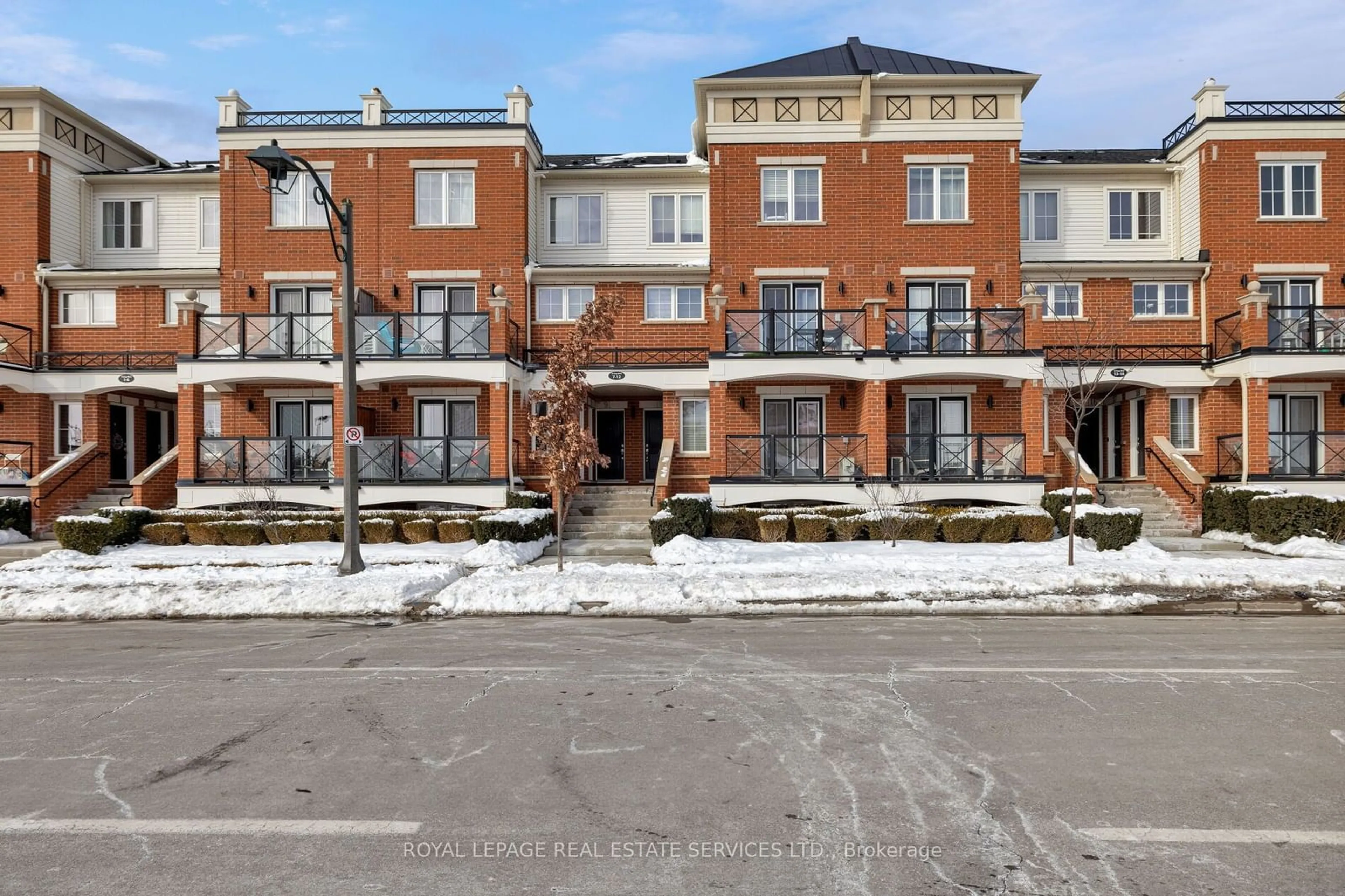 A pic from outside/outdoor area/front of a property/back of a property/a pic from drone, street for 15 Hays Blvd #10, Oakville Ontario L6H 0H8