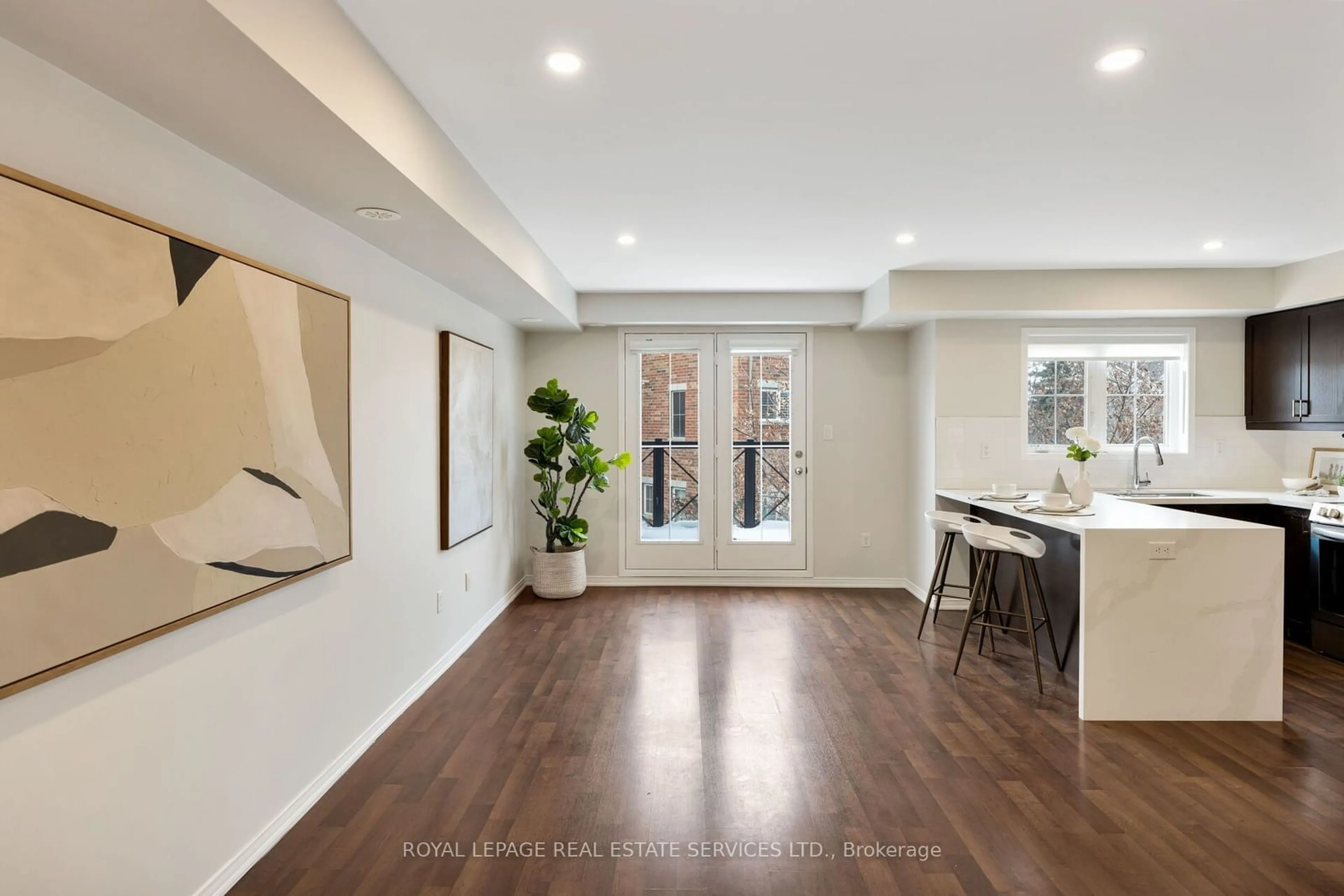 Indoor entryway for 15 Hays Blvd #10, Oakville Ontario L6H 0H8