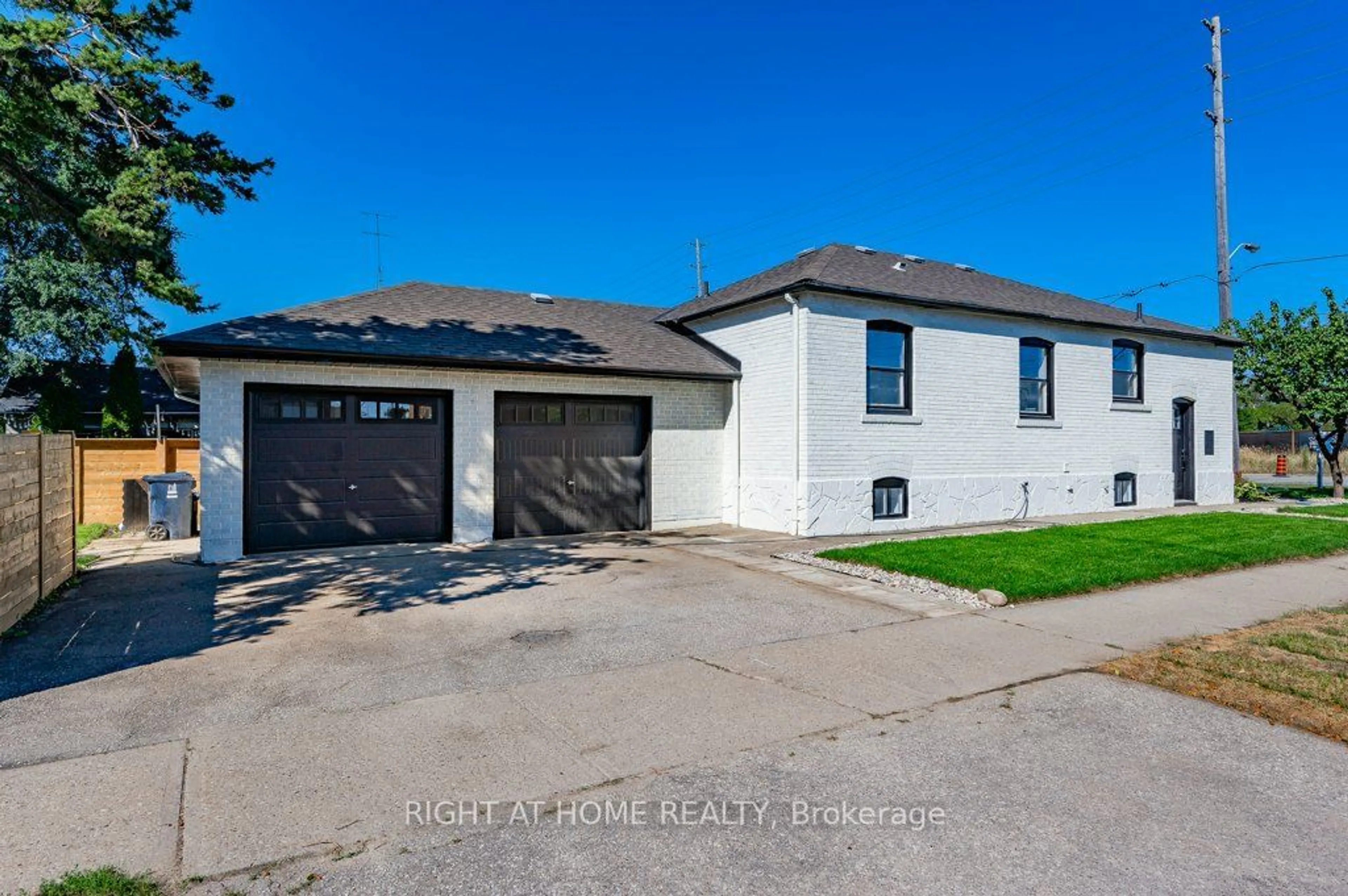 A pic from outside/outdoor area/front of a property/back of a property/a pic from drone, street for 435 Evans Ave, Toronto Ontario M8W 2T4