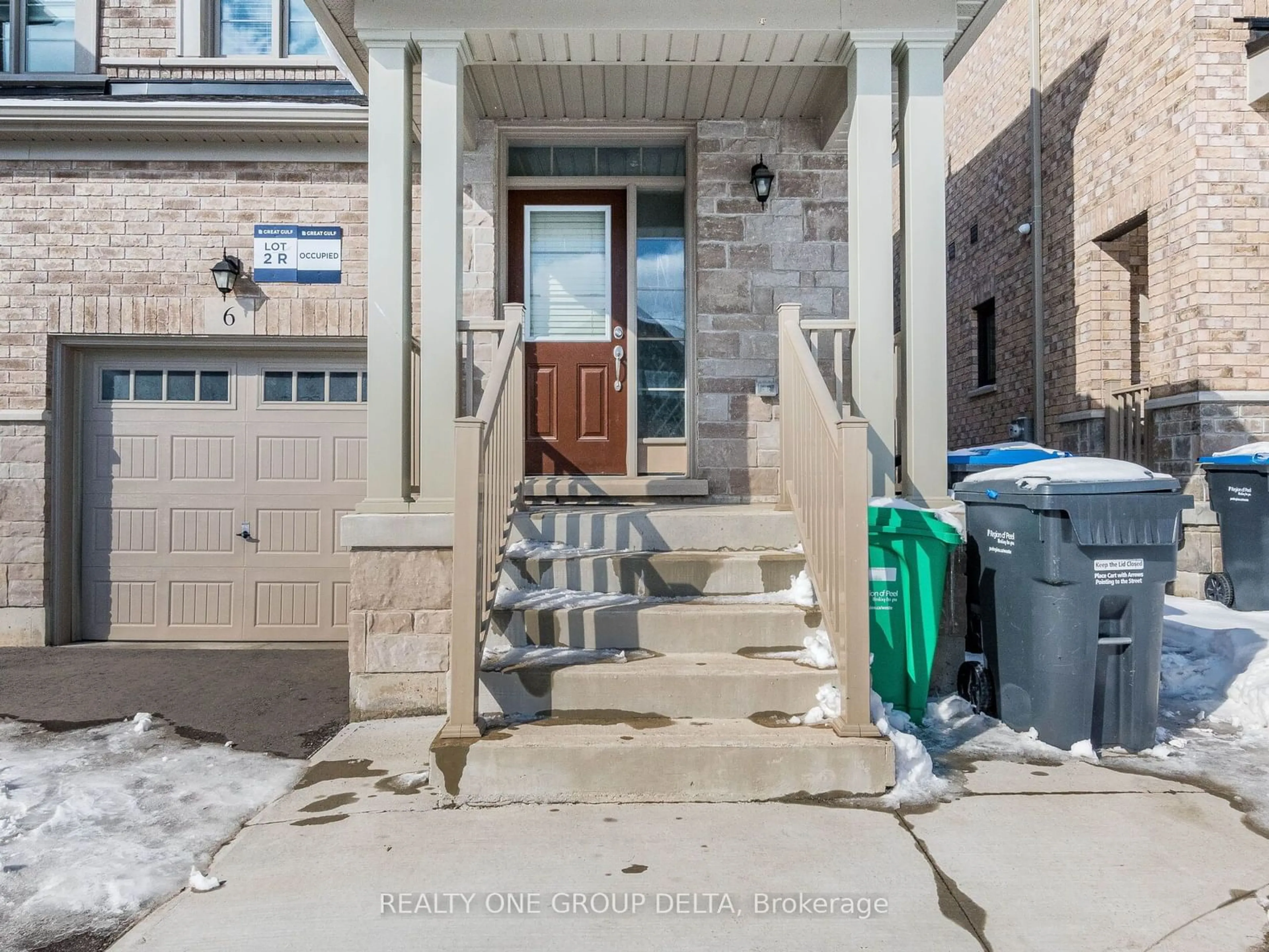 Indoor entryway for 6 Quinton Rdge, Brampton Ontario L6Y 0E3