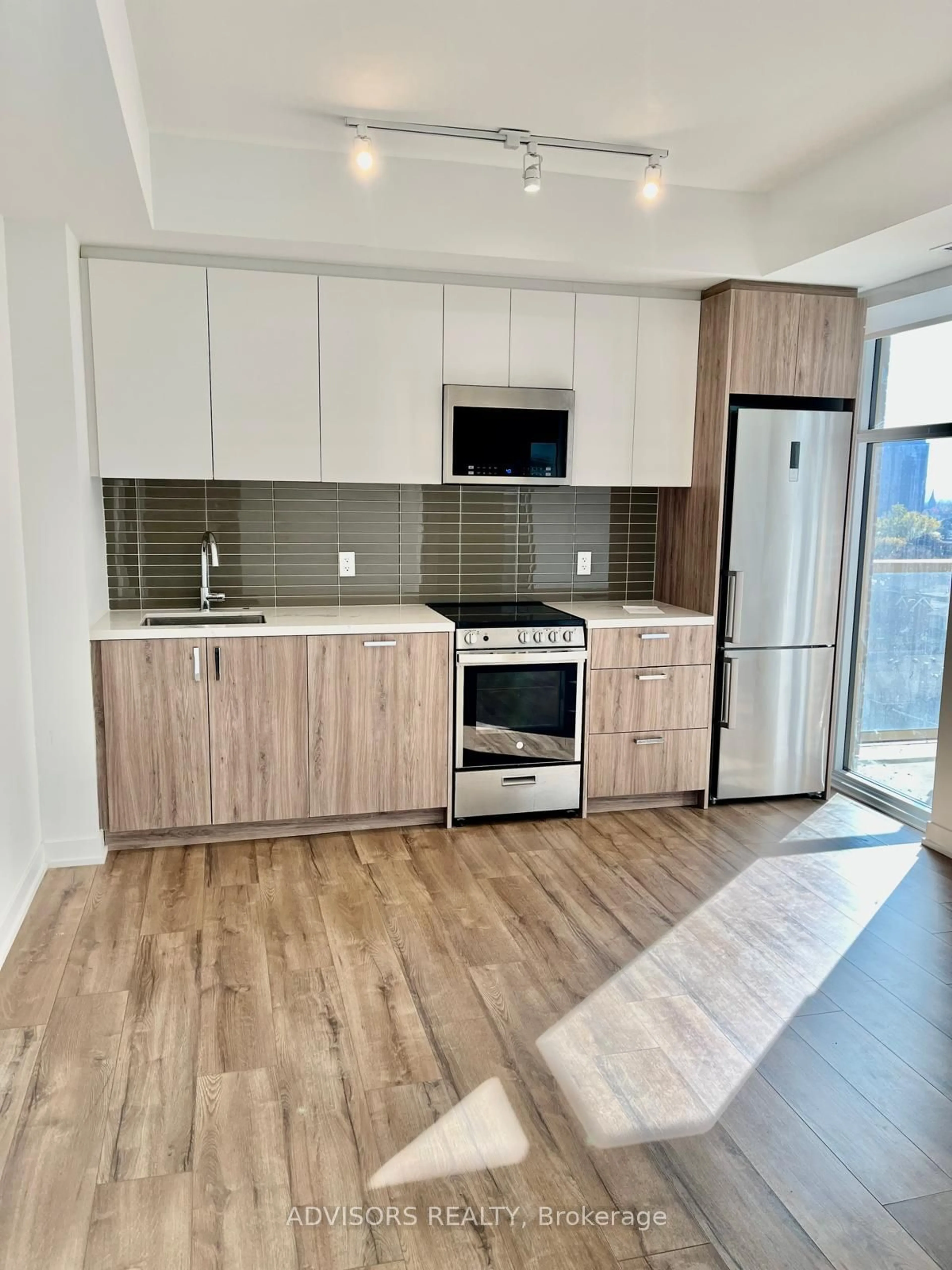 Open concept kitchen, wood/laminate floor for 1787 St Clair Ave #821, Toronto Ontario M6N 0B7