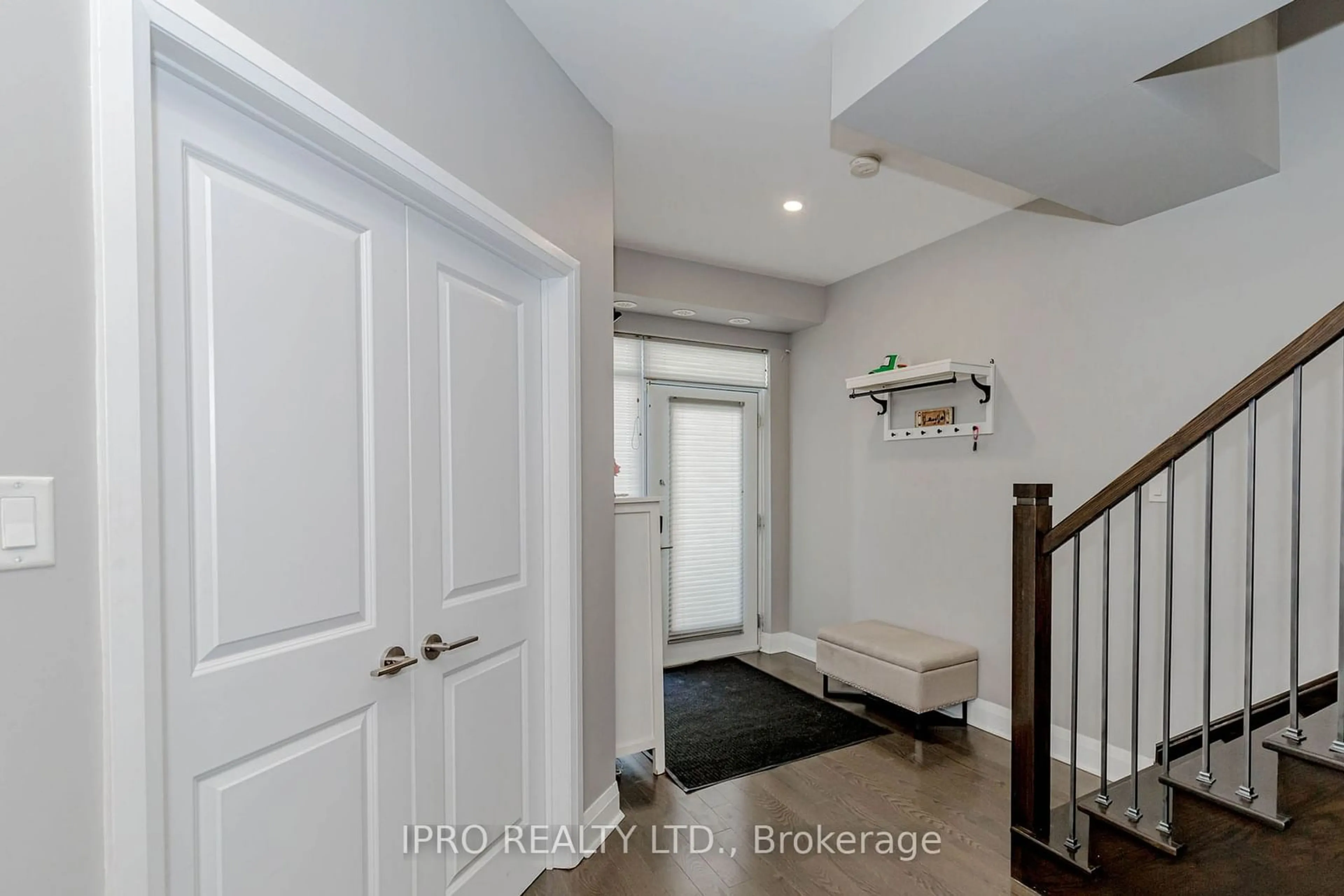 Indoor entryway for 5060 Foursprings Ave #8, Mississauga Ontario L5R 0E9