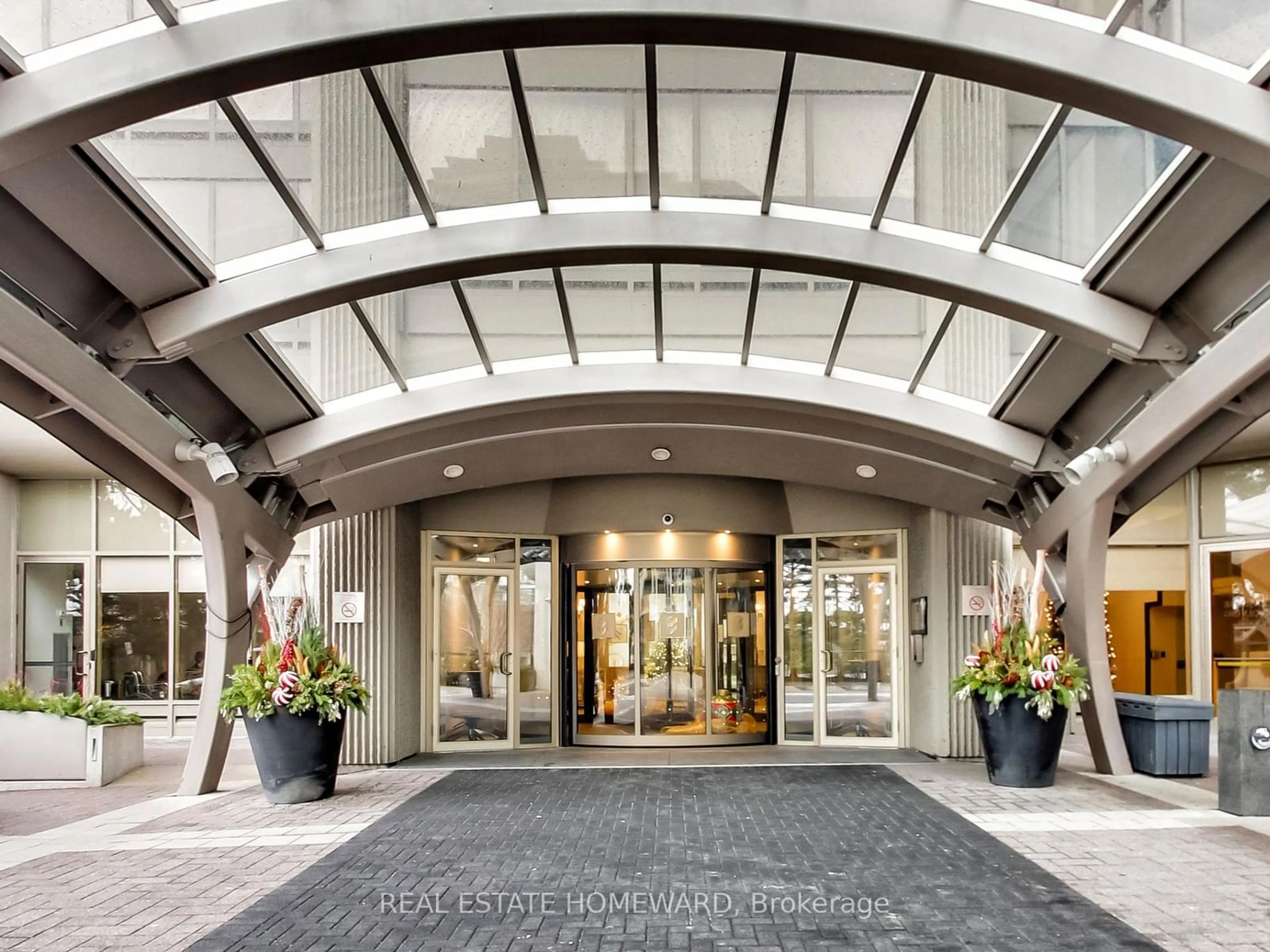 Indoor foyer for 2045 Lake Shore Blvd #1803, Toronto Ontario M8V 2Z6