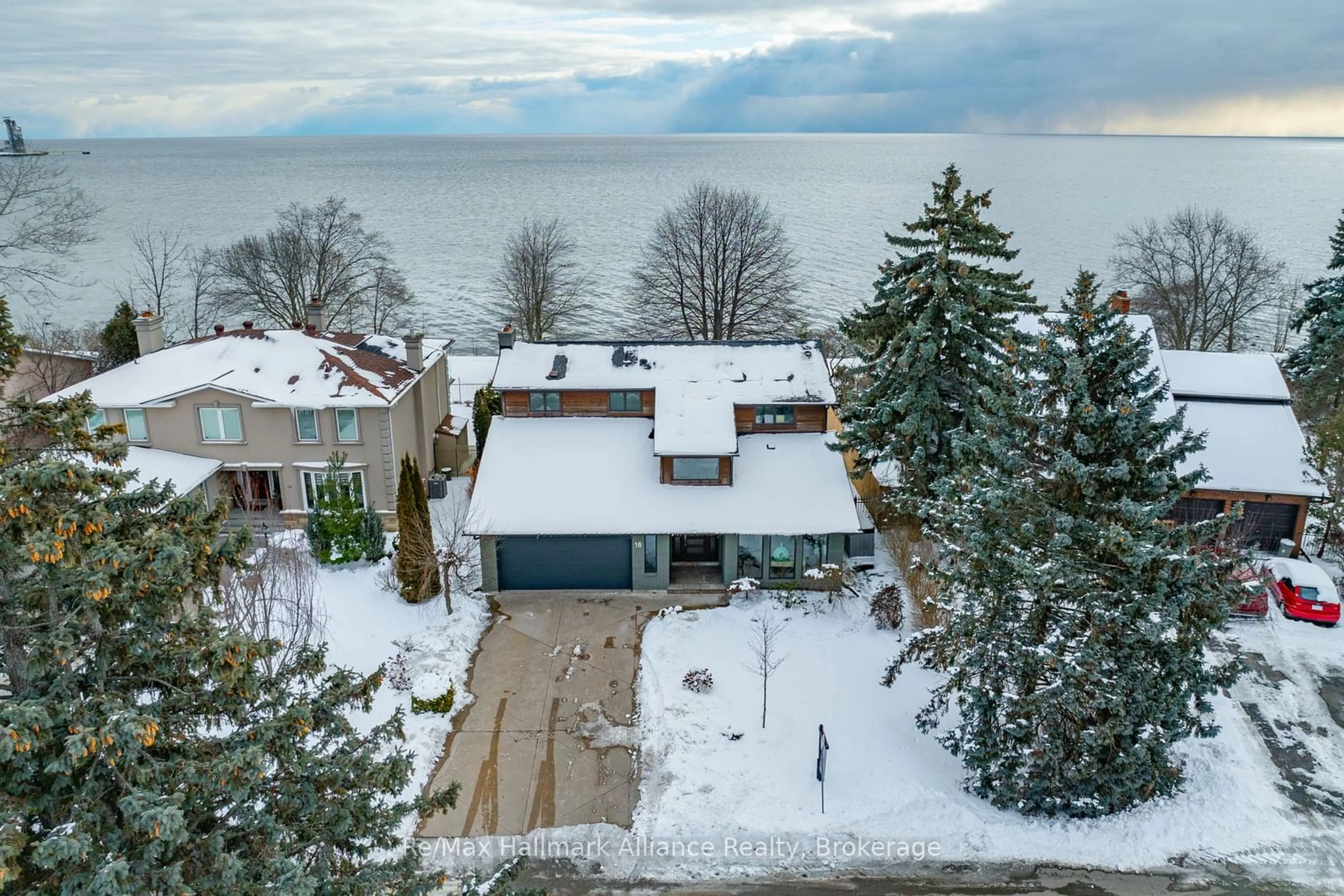 A pic from outside/outdoor area/front of a property/back of a property/a pic from drone, water/lake/river/ocean view for 16 Arkendo Dr, Oakville Ontario L6J 5T9