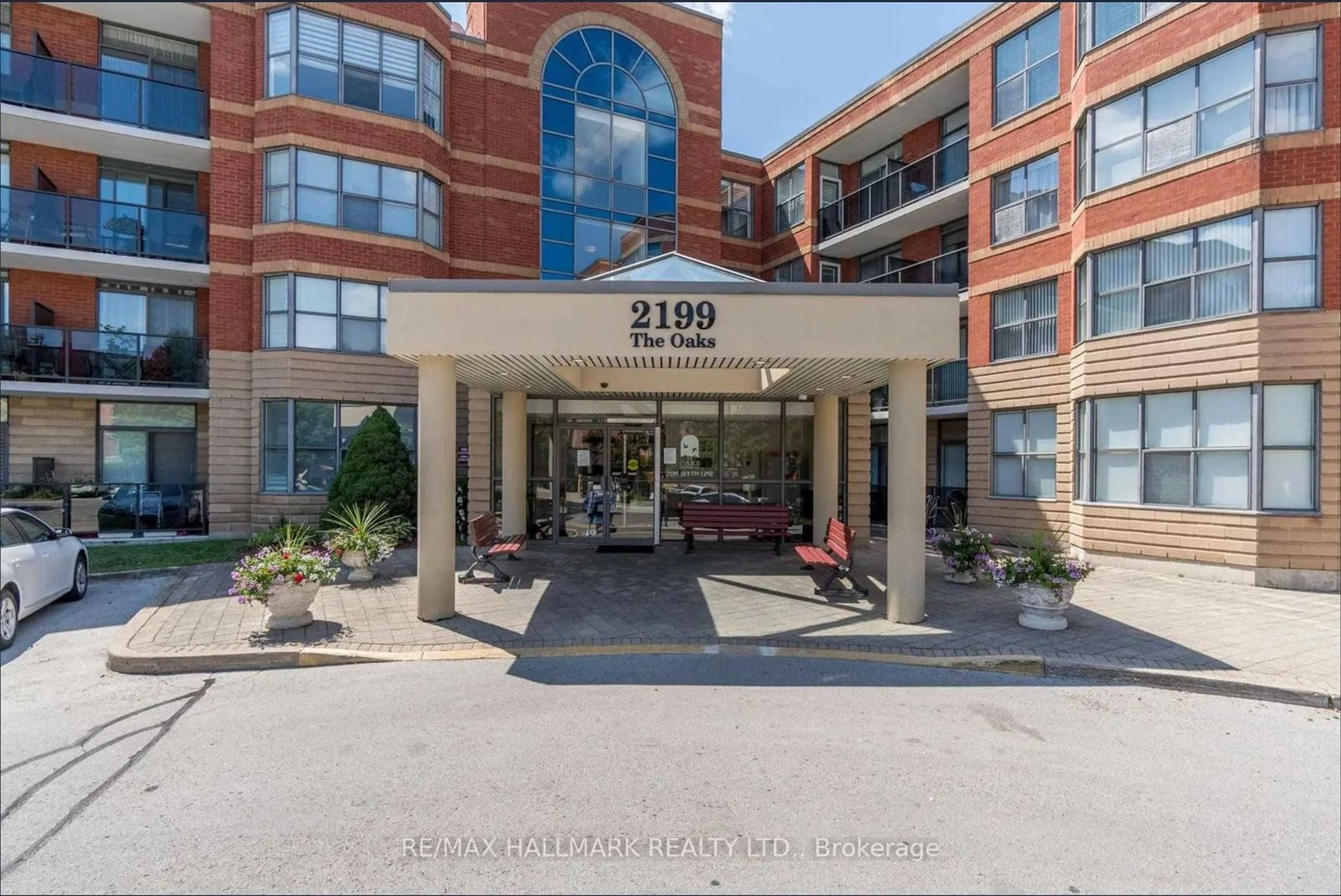 Patio, building for 2199 Sixth Line #411, Oakville Ontario L6H 5V3