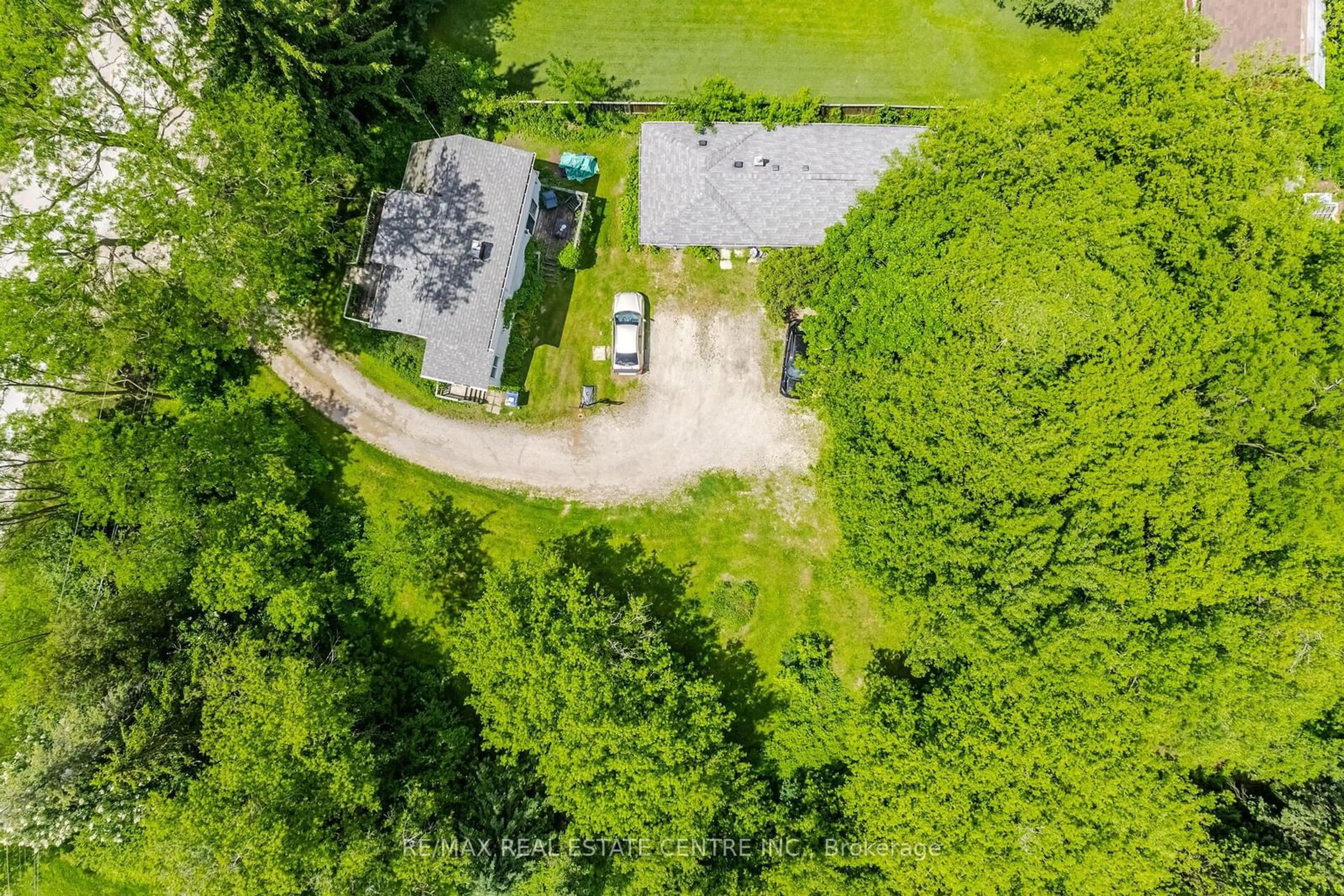 A pic from outside/outdoor area/front of a property/back of a property/a pic from drone, forest/trees view for 174 Victoria St, Brampton Ontario L6Y 0A6