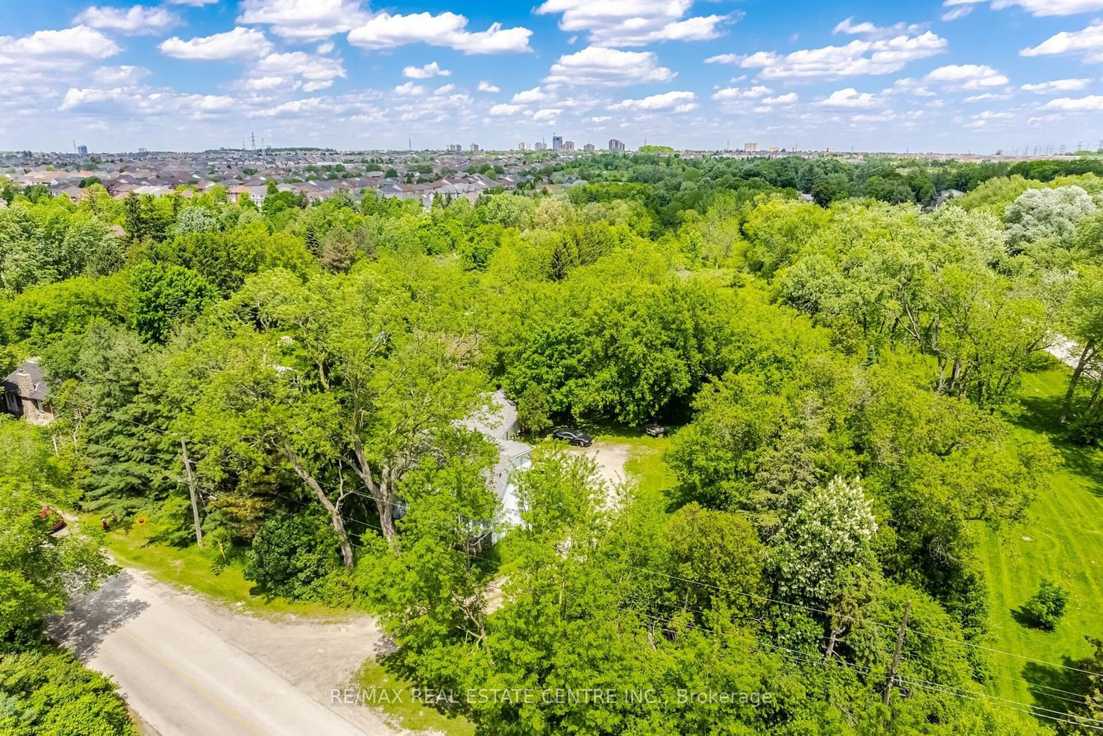 A pic from outside/outdoor area/front of a property/back of a property/a pic from drone, forest/trees view for 174 Victoria St, Brampton Ontario L6Y 0A6