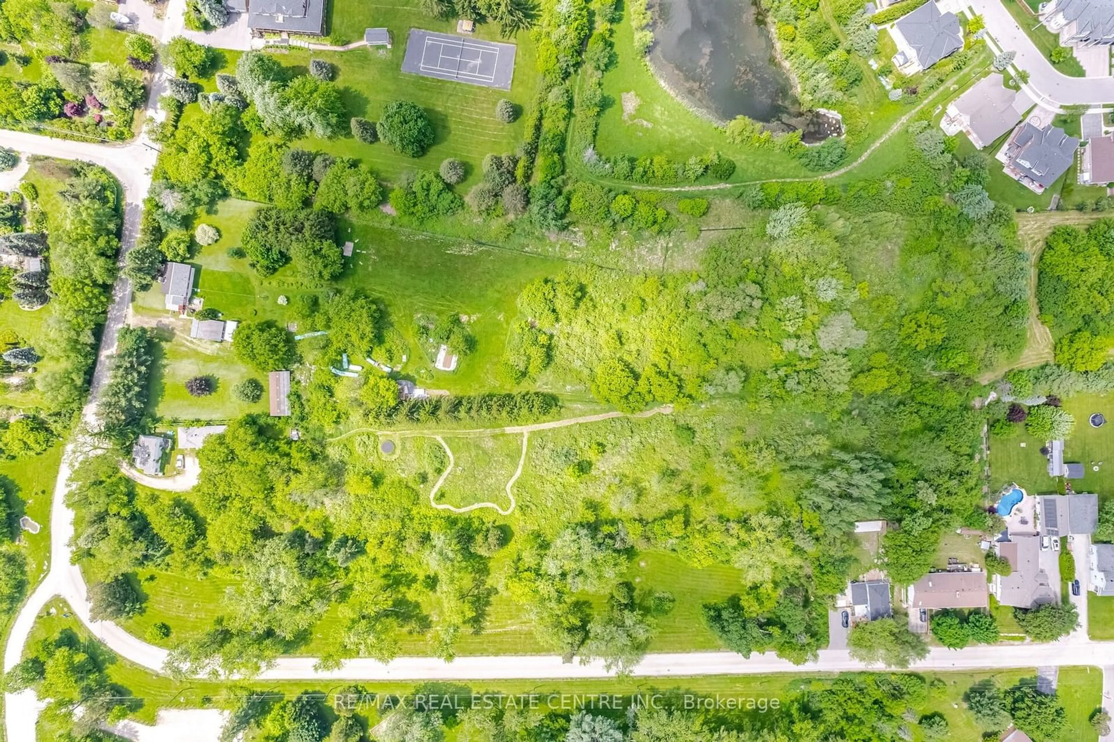 A pic from outside/outdoor area/front of a property/back of a property/a pic from drone, forest/trees view for 174 Victoria St, Brampton Ontario L6Y 0A6