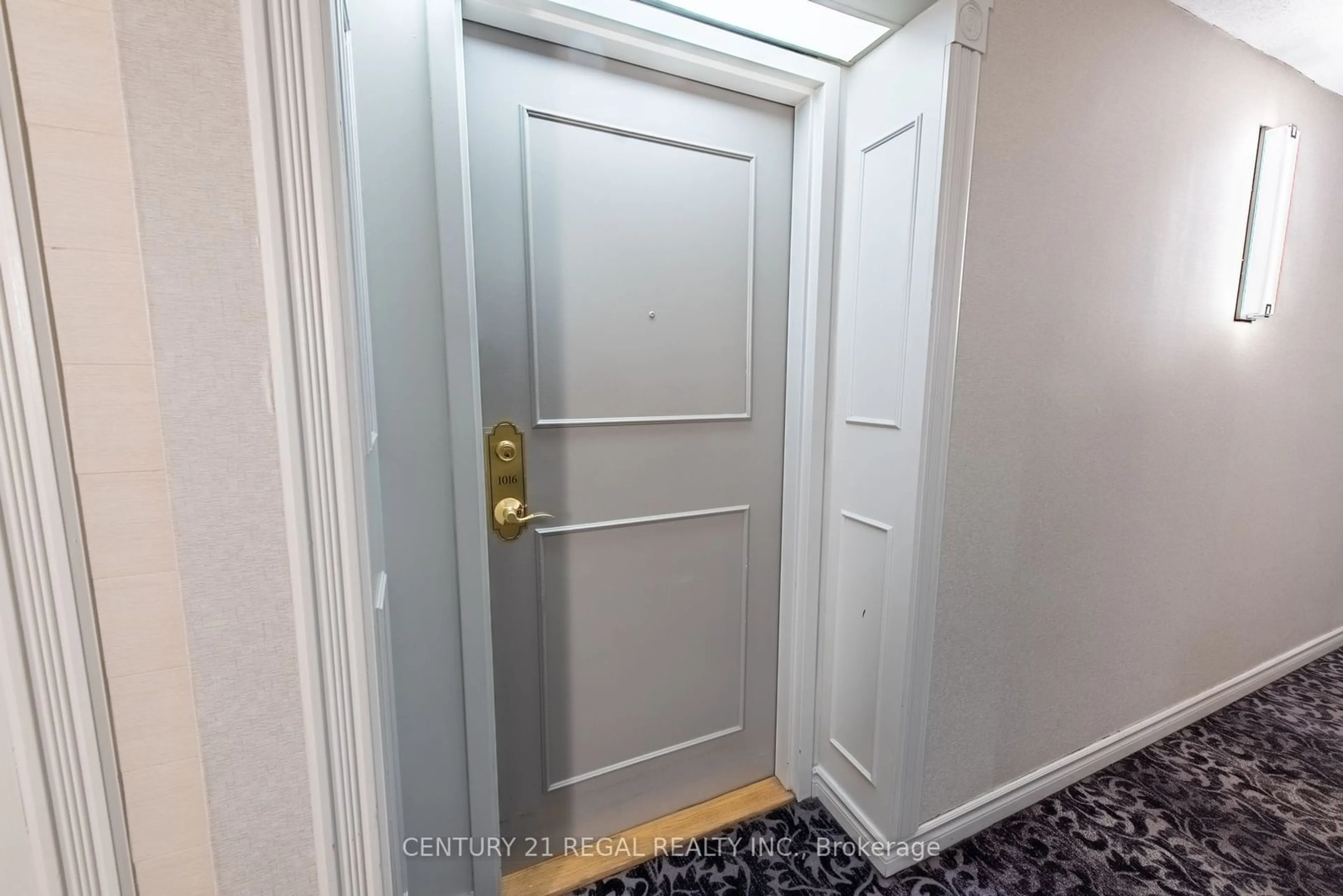 Indoor entryway for 155 Hillcrest Ave #1016, Mississauga Ontario L5B 3Z2