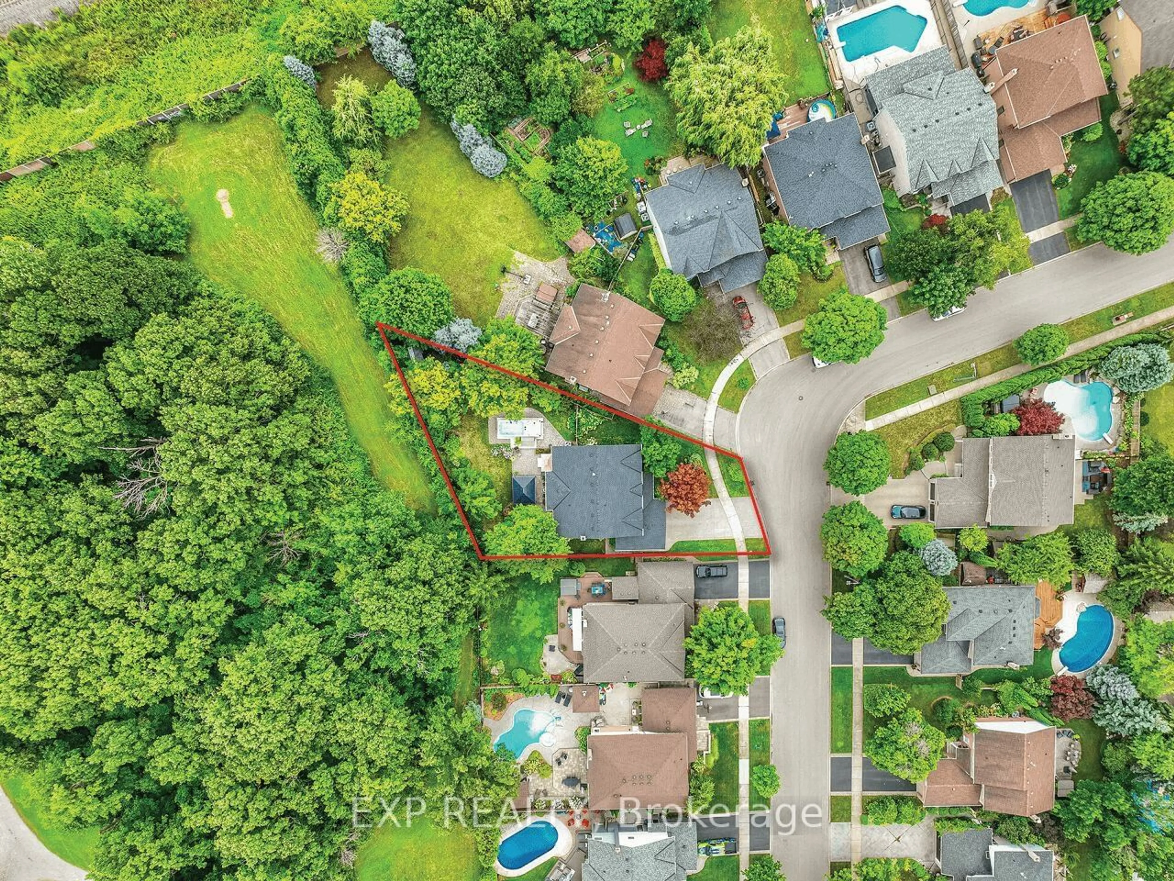 A pic from outside/outdoor area/front of a property/back of a property/a pic from drone, street for 2048 Parklane Cres, Burlington Ontario L7M 3V6