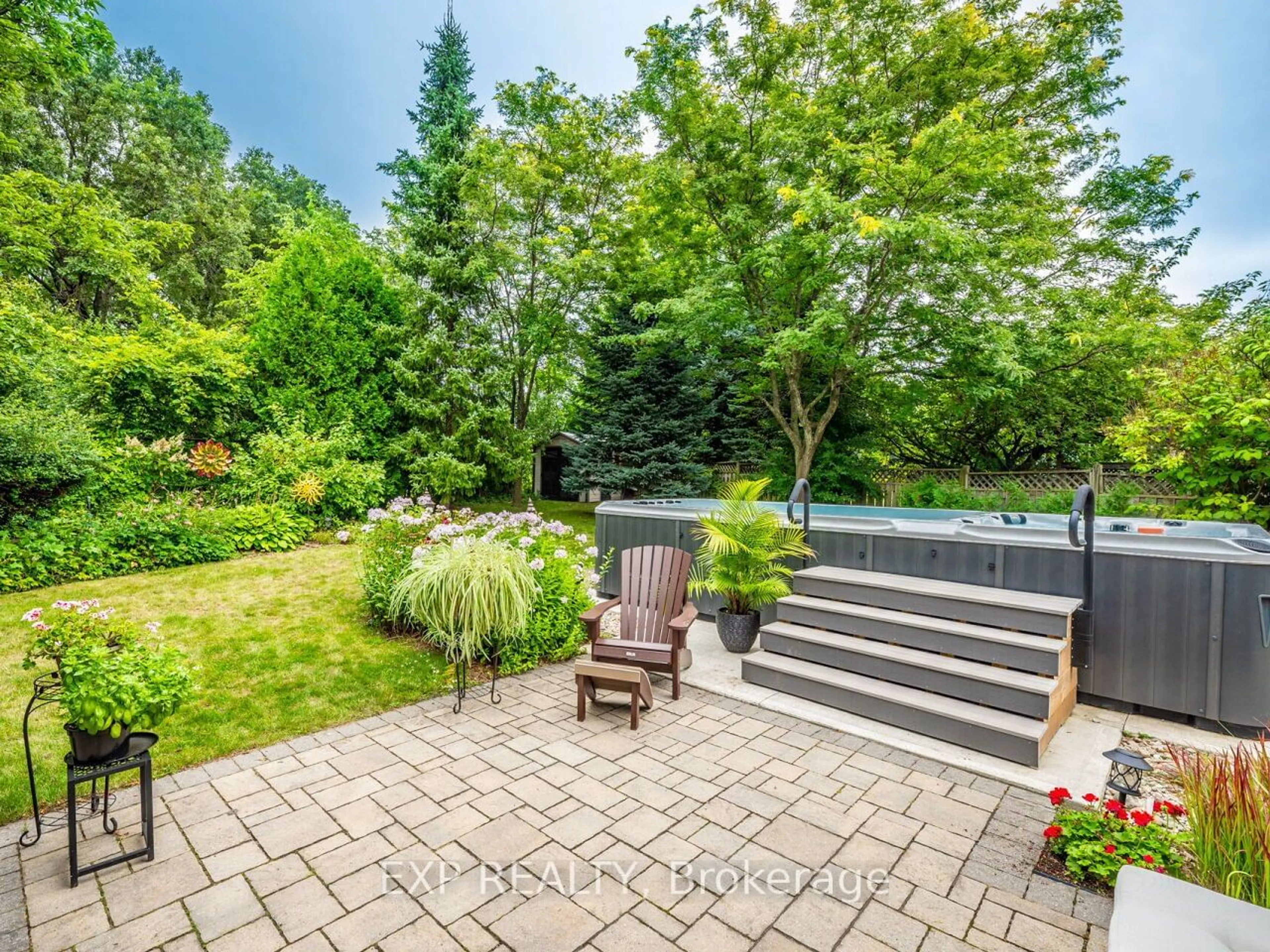 Patio, unknown for 2048 Parklane Cres, Burlington Ontario L7M 3V6