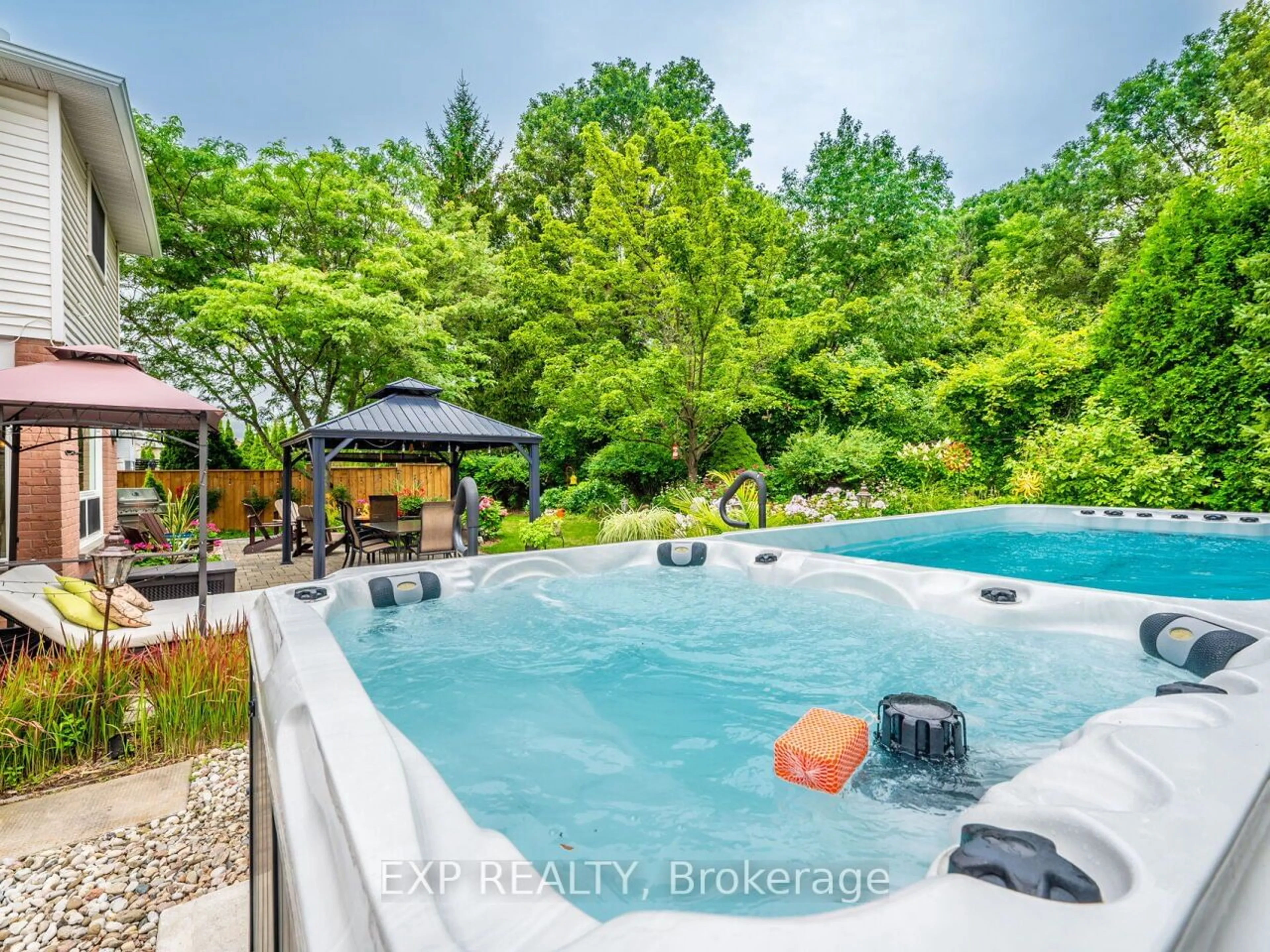 Pool for 2048 Parklane Cres, Burlington Ontario L7M 3V6