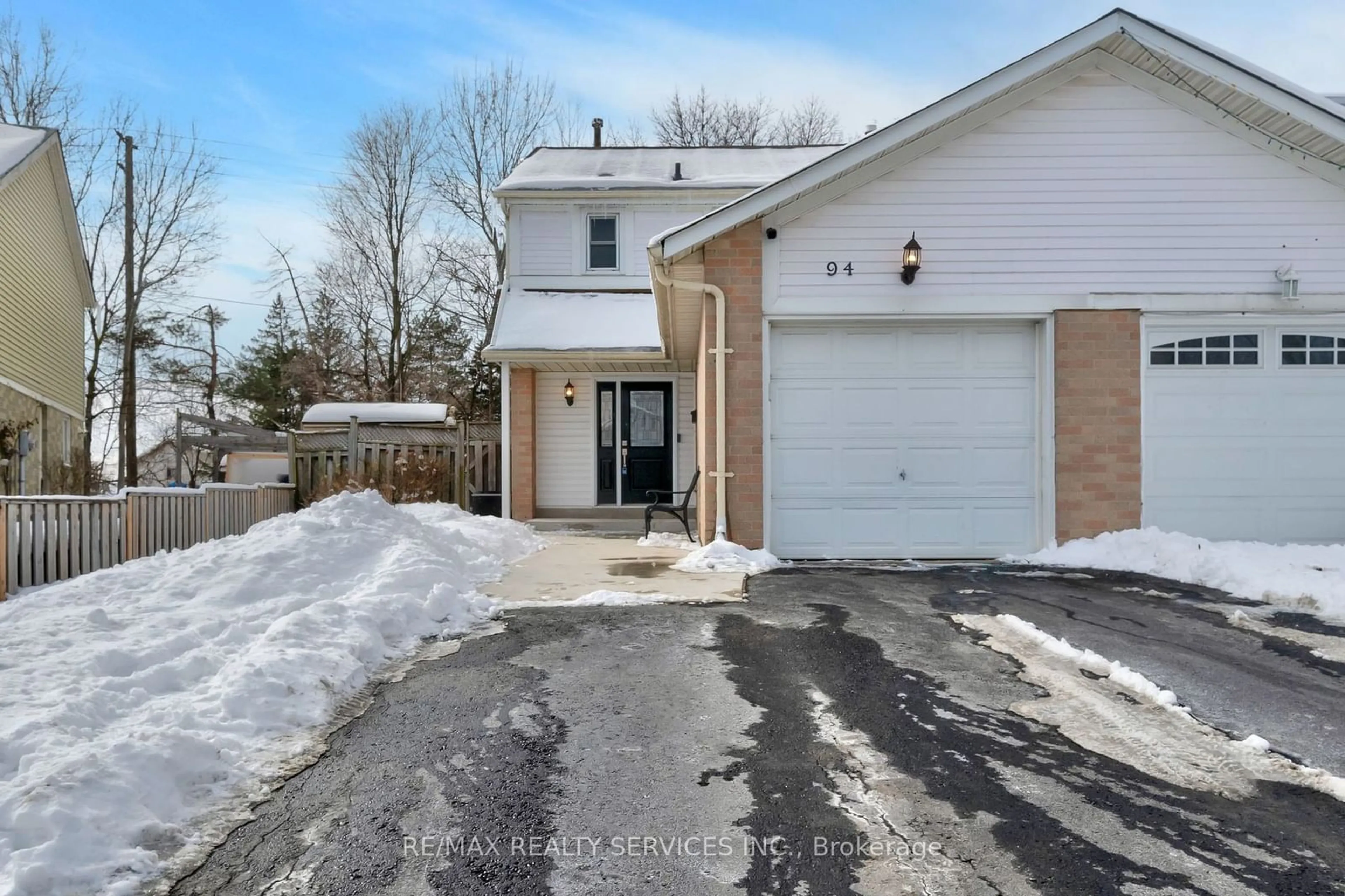 A pic from outside/outdoor area/front of a property/back of a property/a pic from drone, street for 94 Courtleigh Sq, Brampton Ontario L6Z 1J3