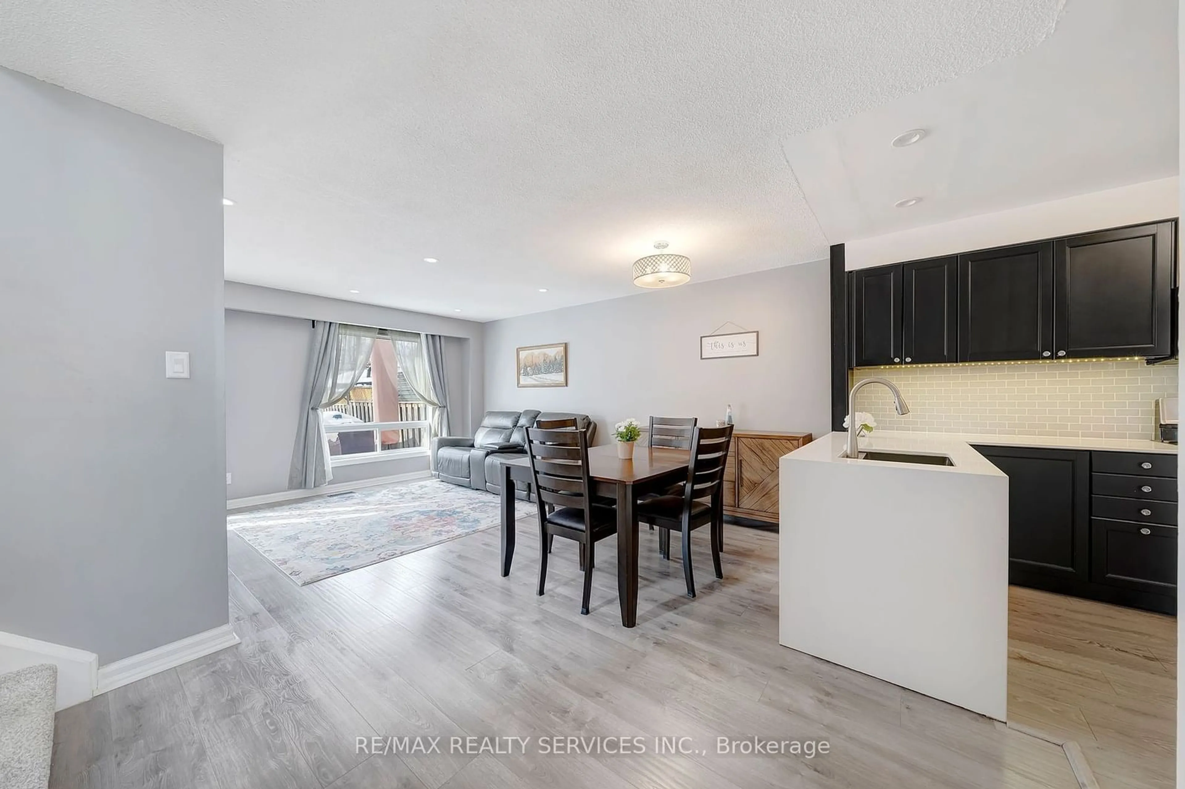 Open concept kitchen, unknown for 94 Courtleigh Sq, Brampton Ontario L6Z 1J3