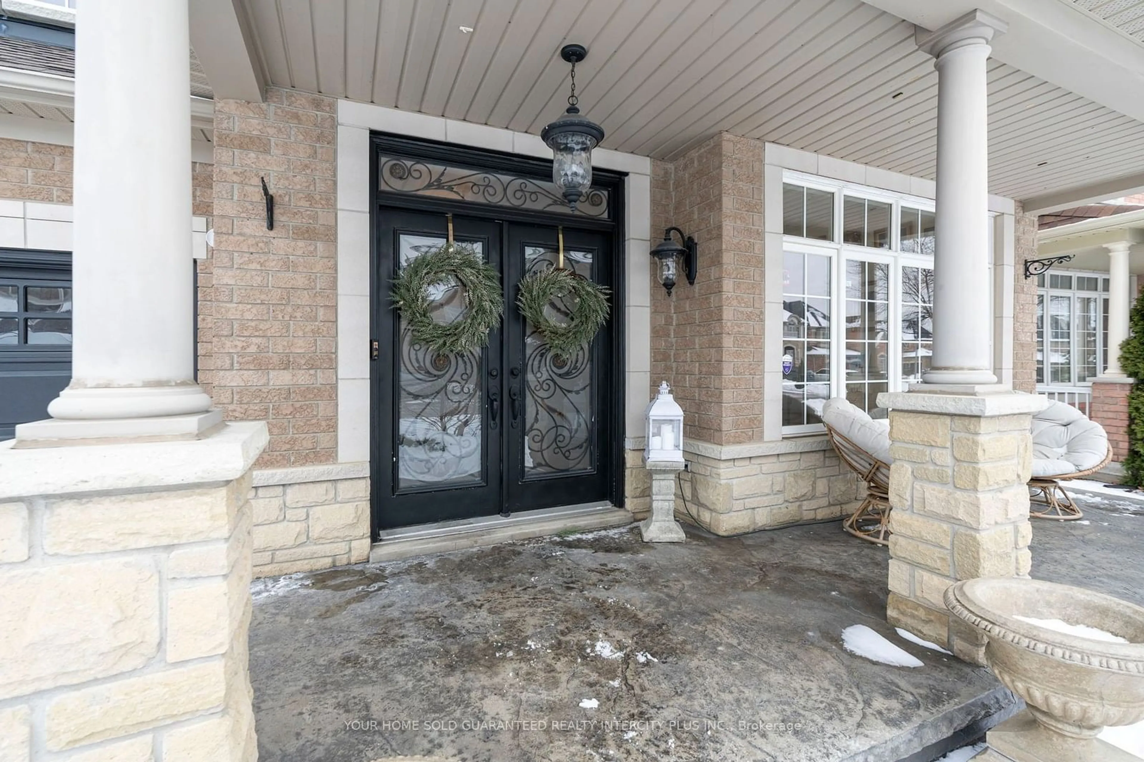 Indoor entryway for 40 Rampart Dr, Brampton Ontario L6P 2Z1