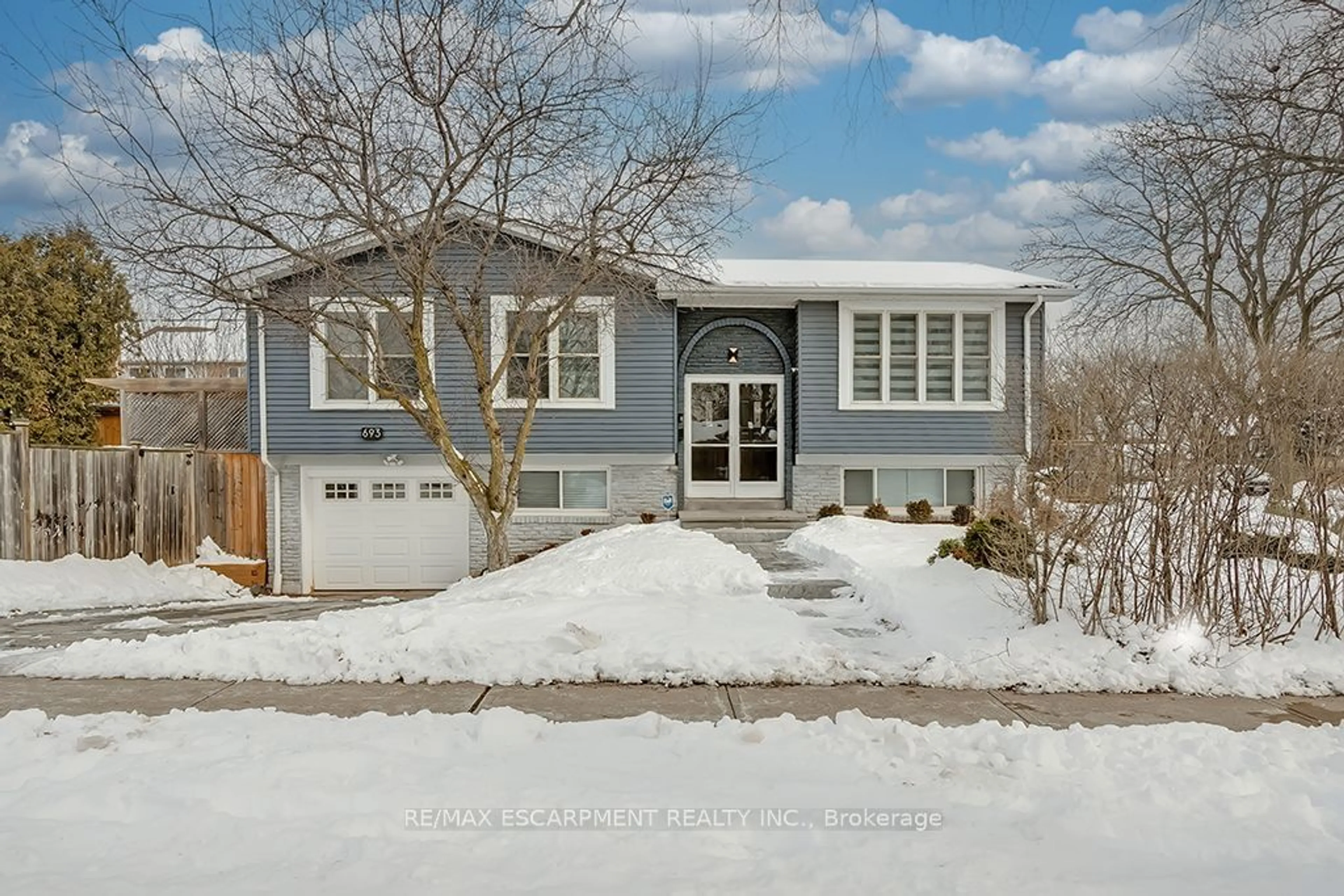 Home with vinyl exterior material, street for 693 Inverary Rd, Burlington Ontario L7L 2M1