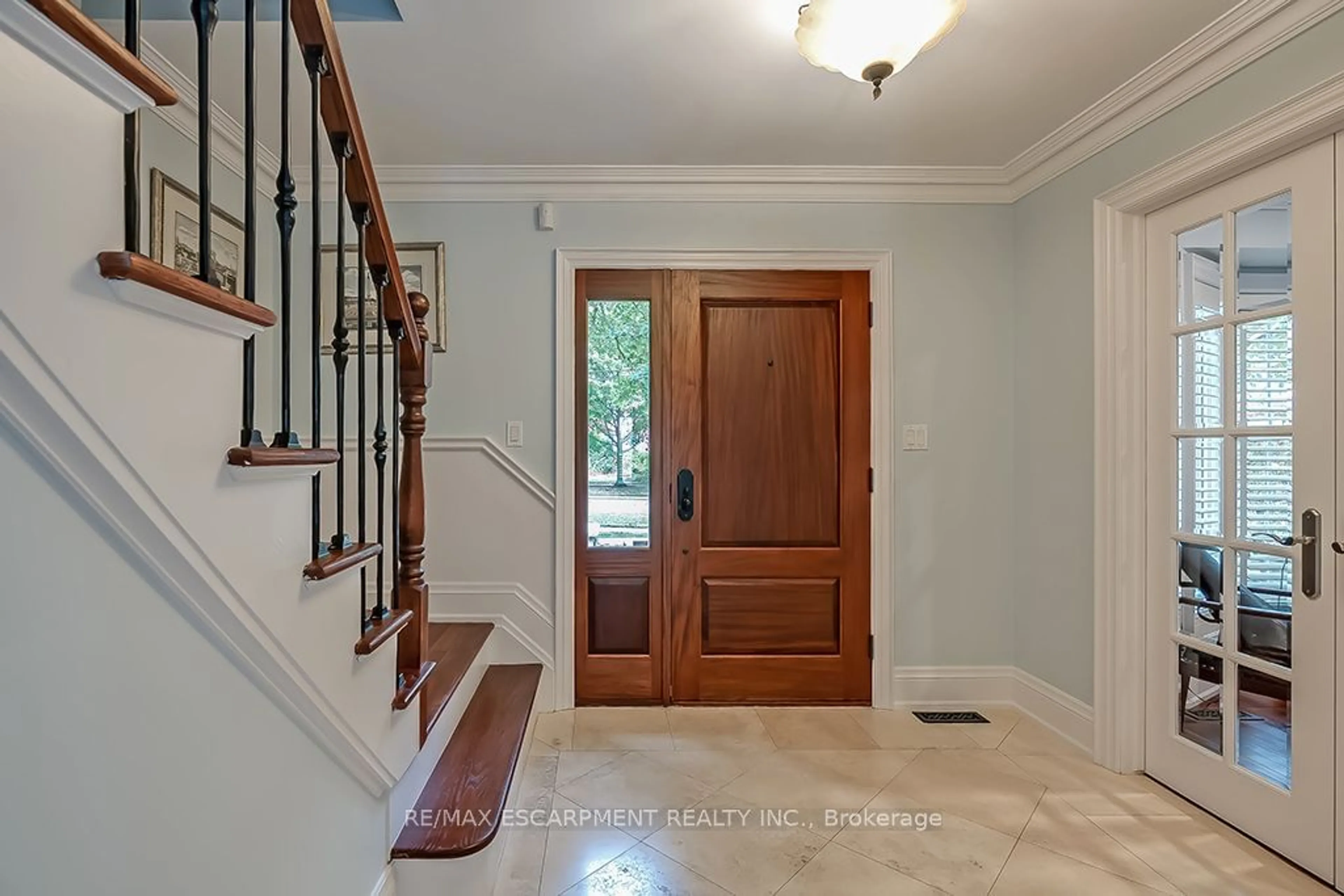 Indoor entryway for 2428 Lakeshore Rd, Burlington Ontario L7R 1C1